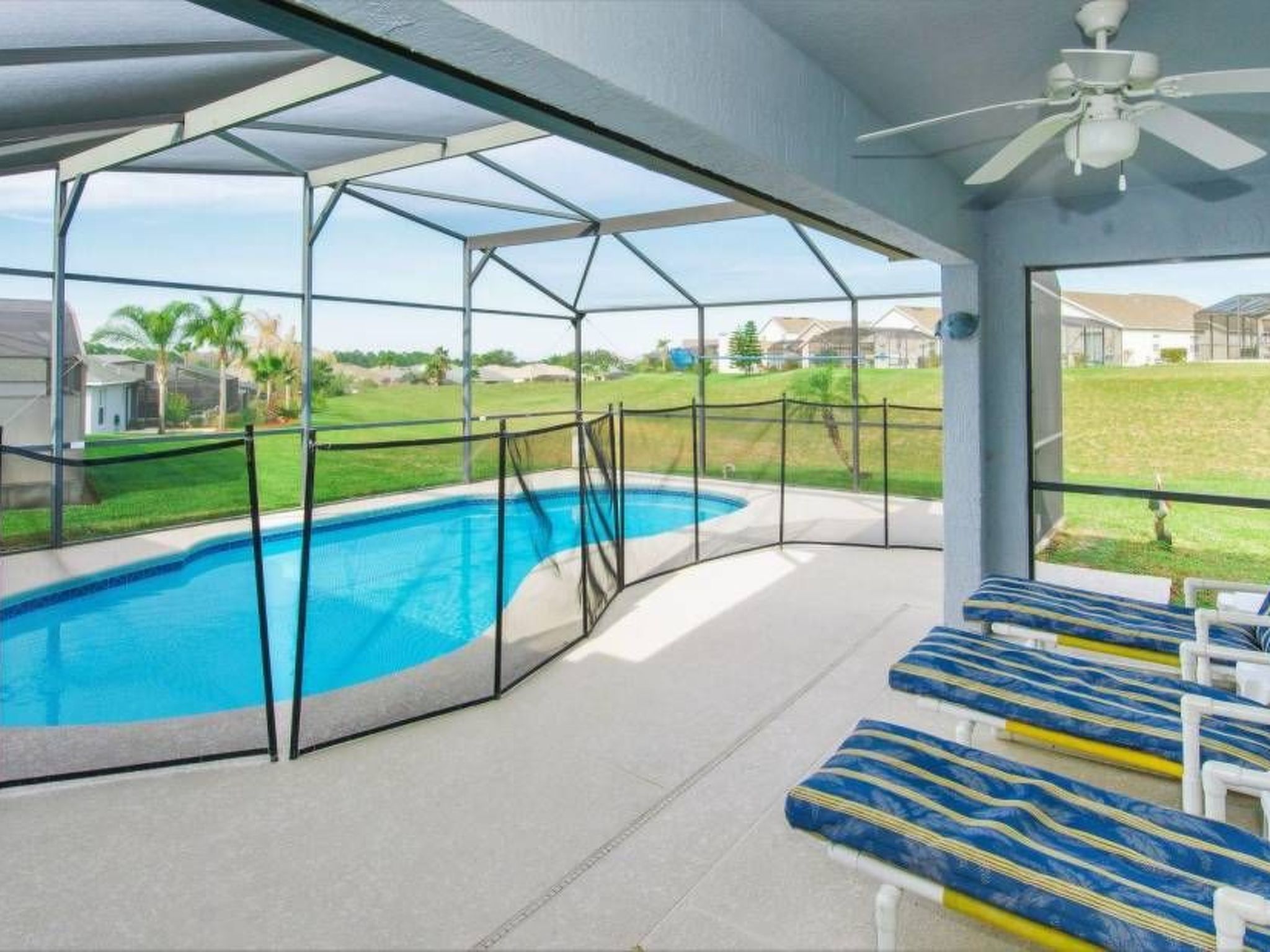 Photo of Sonniger Privatpool mit freistehendem Whirlpool und Filmraum