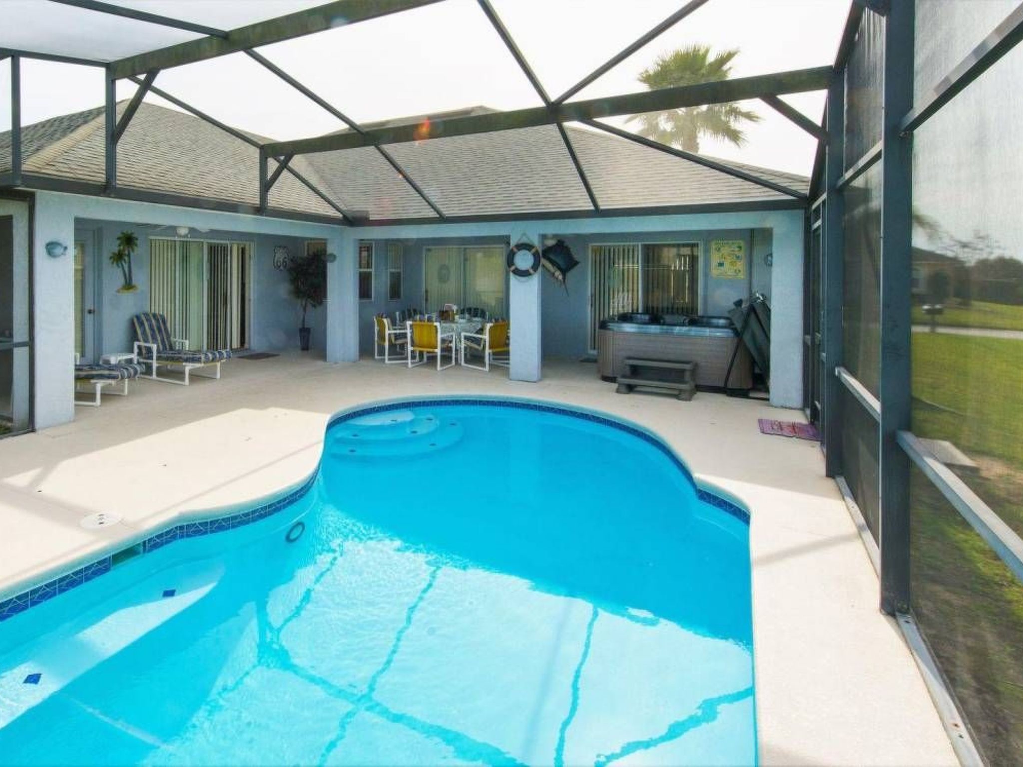 Photo of Sonniger Privatpool mit freistehendem Whirlpool und Filmraum