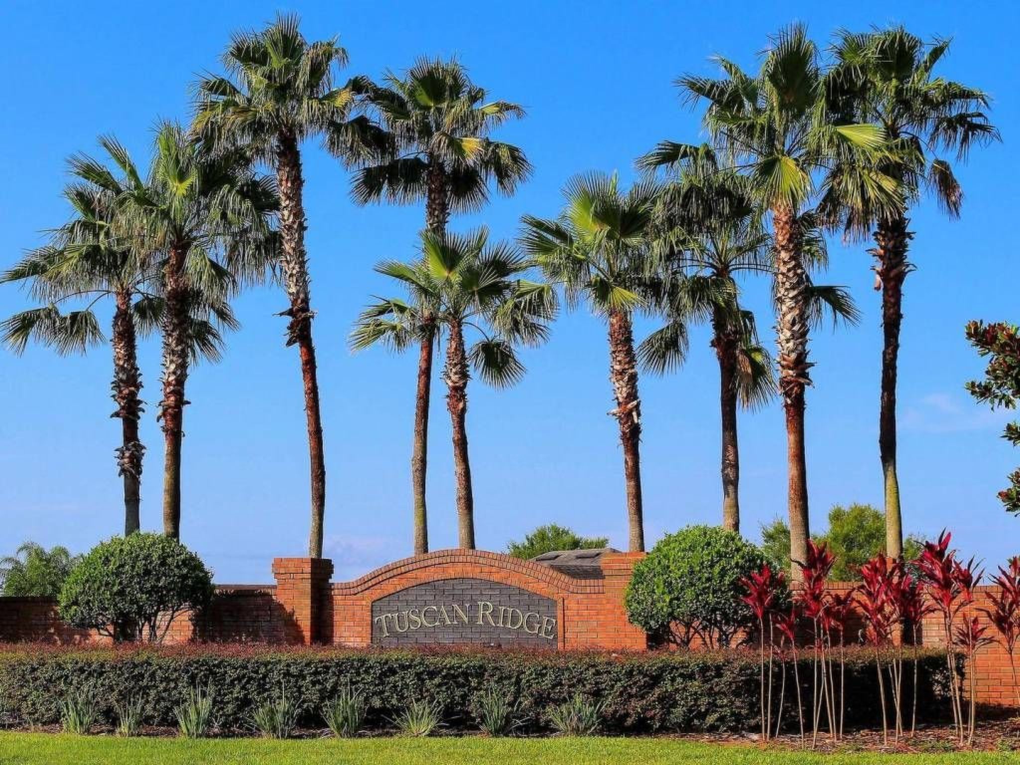 Photo of Sonniger Privatpool mit freistehendem Whirlpool und Filmraum