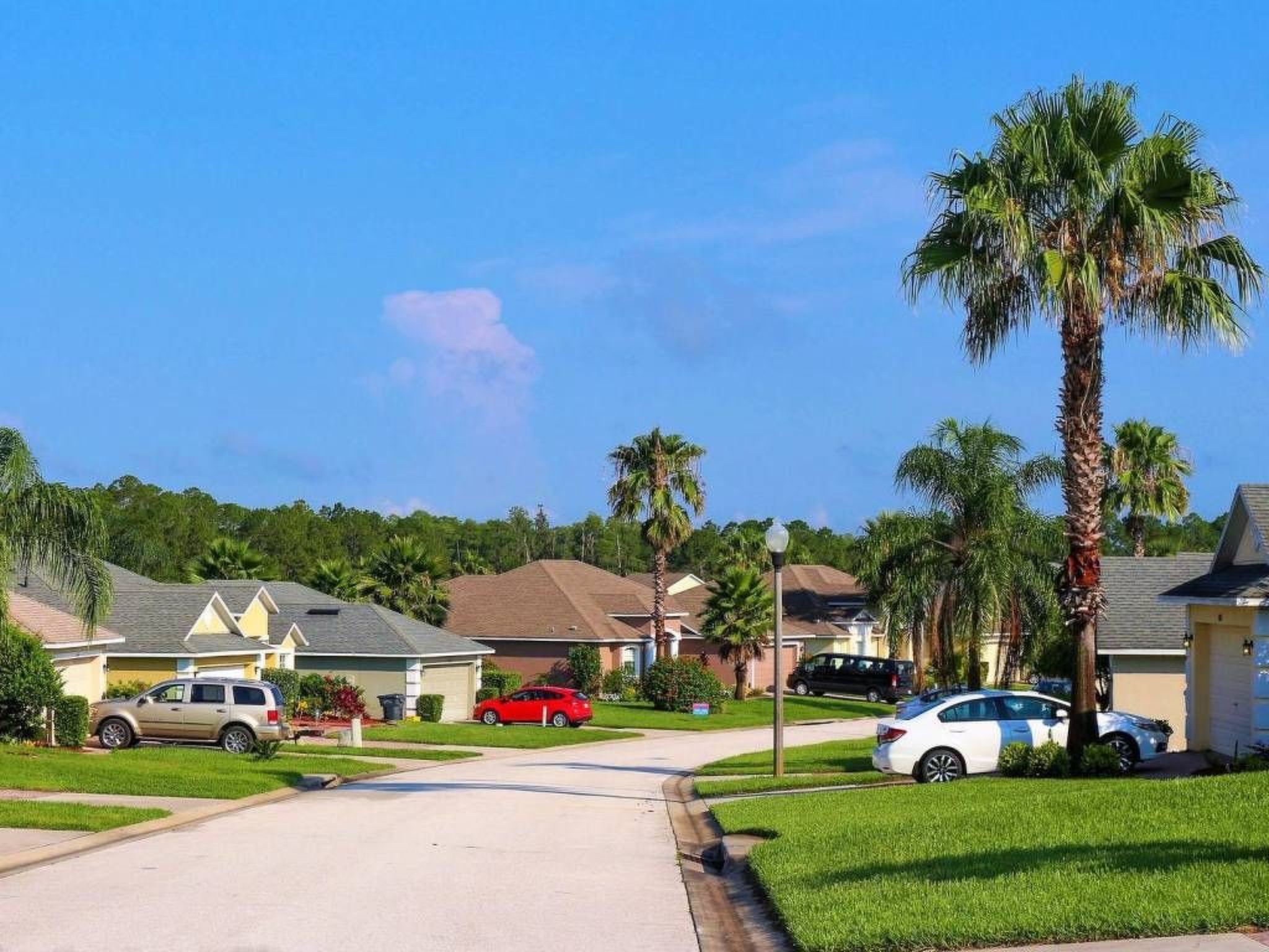 Photo of Sonniger Privatpool mit freistehendem Whirlpool und Filmraum