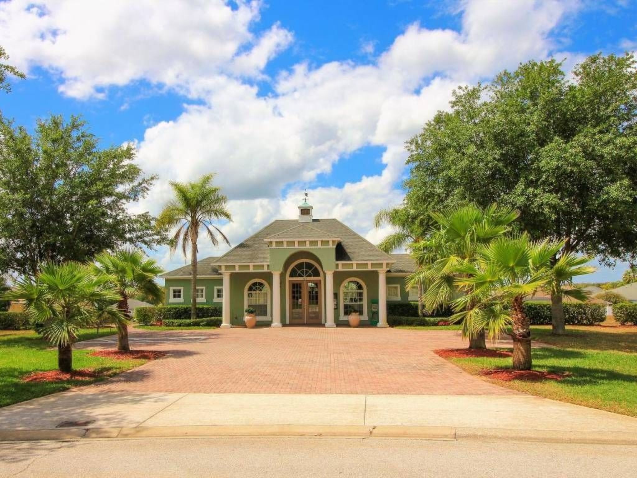 Photo of Sonniger Privatpool mit freistehendem Whirlpool und Filmraum