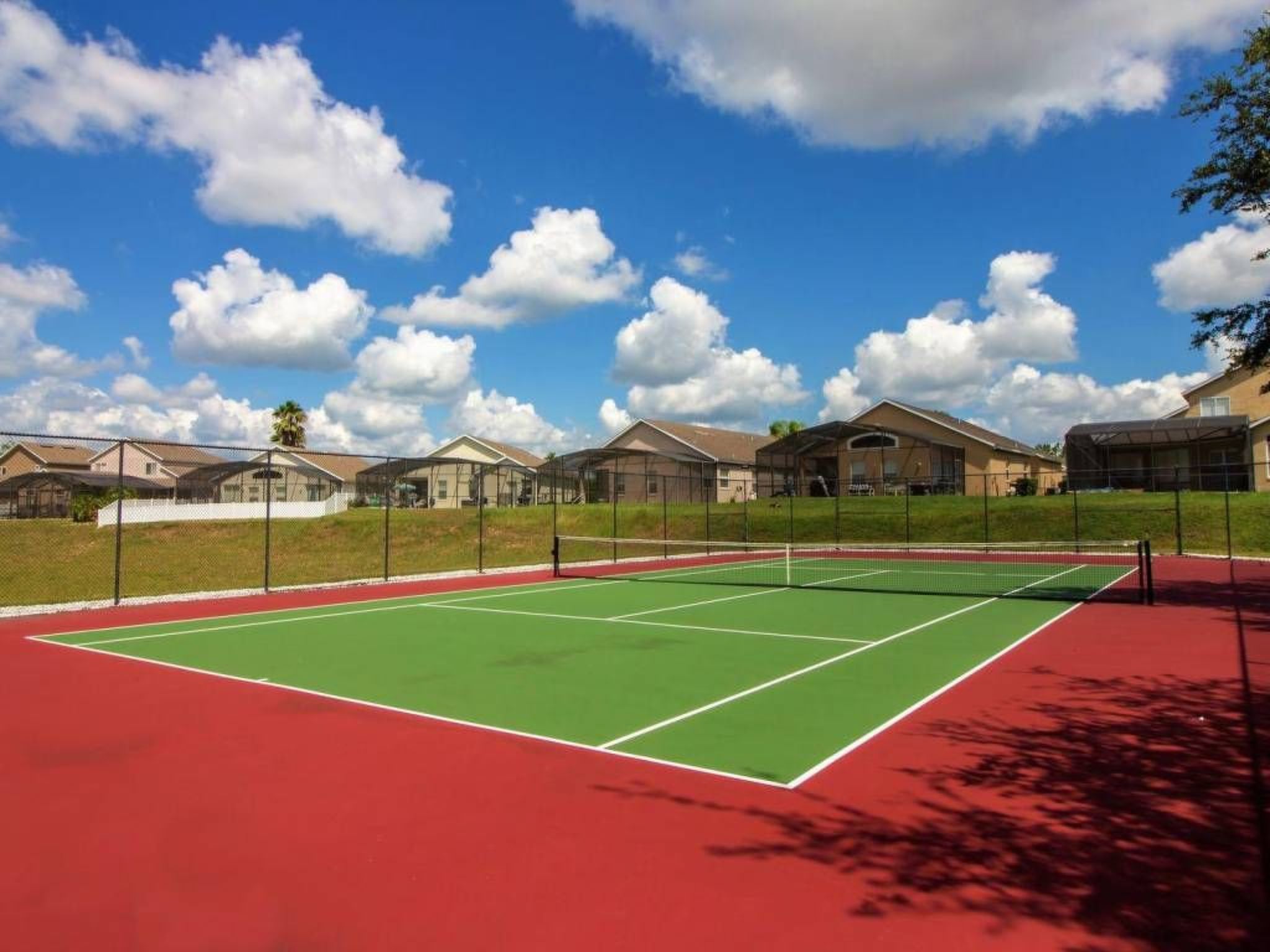 Photo of Sonniger Privatpool mit freistehendem Whirlpool und Filmraum