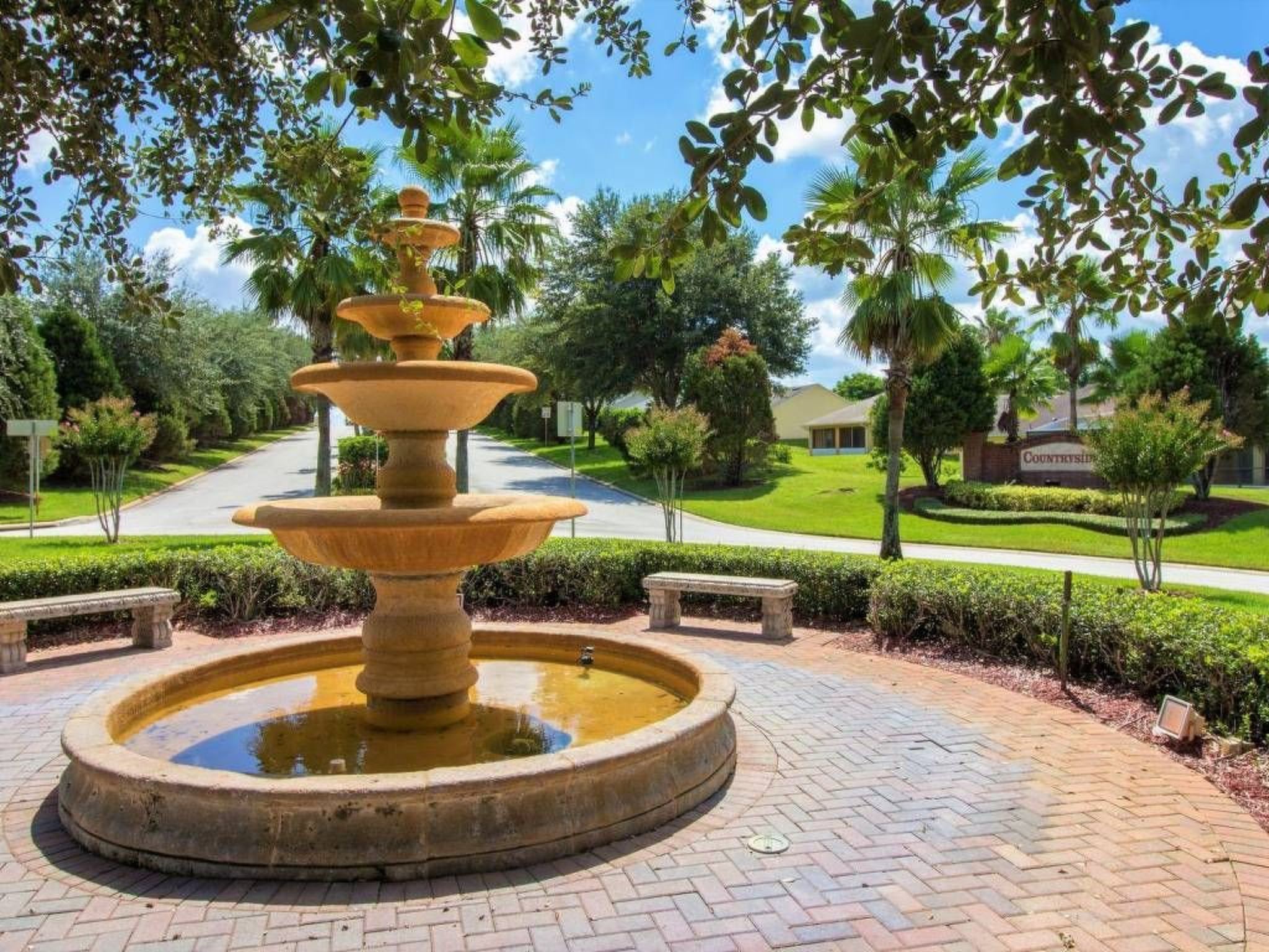 Photo of Sonniger Privatpool mit freistehendem Whirlpool und Filmraum