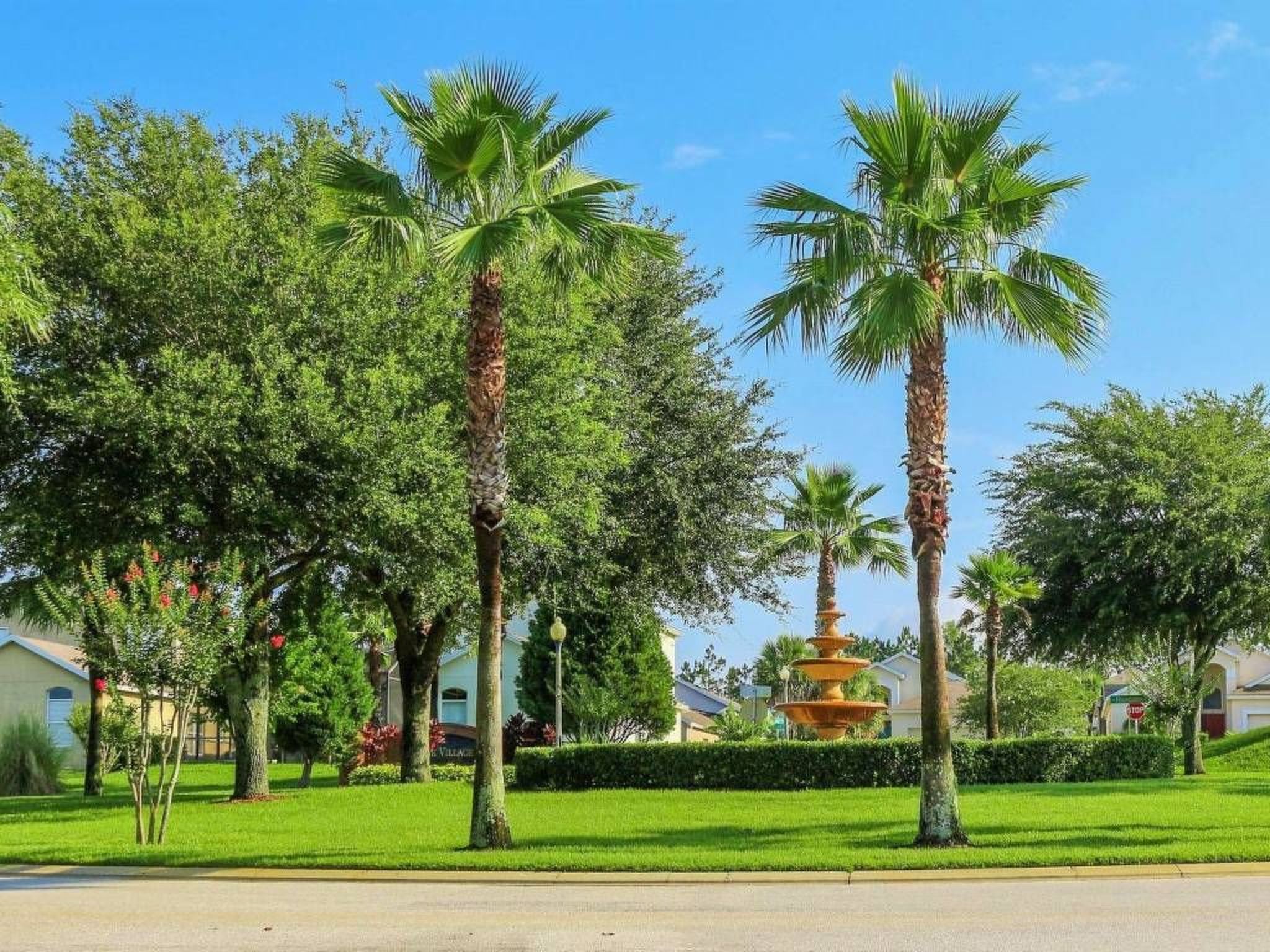 Photo of Sonniger Privatpool mit freistehendem Whirlpool und Filmraum