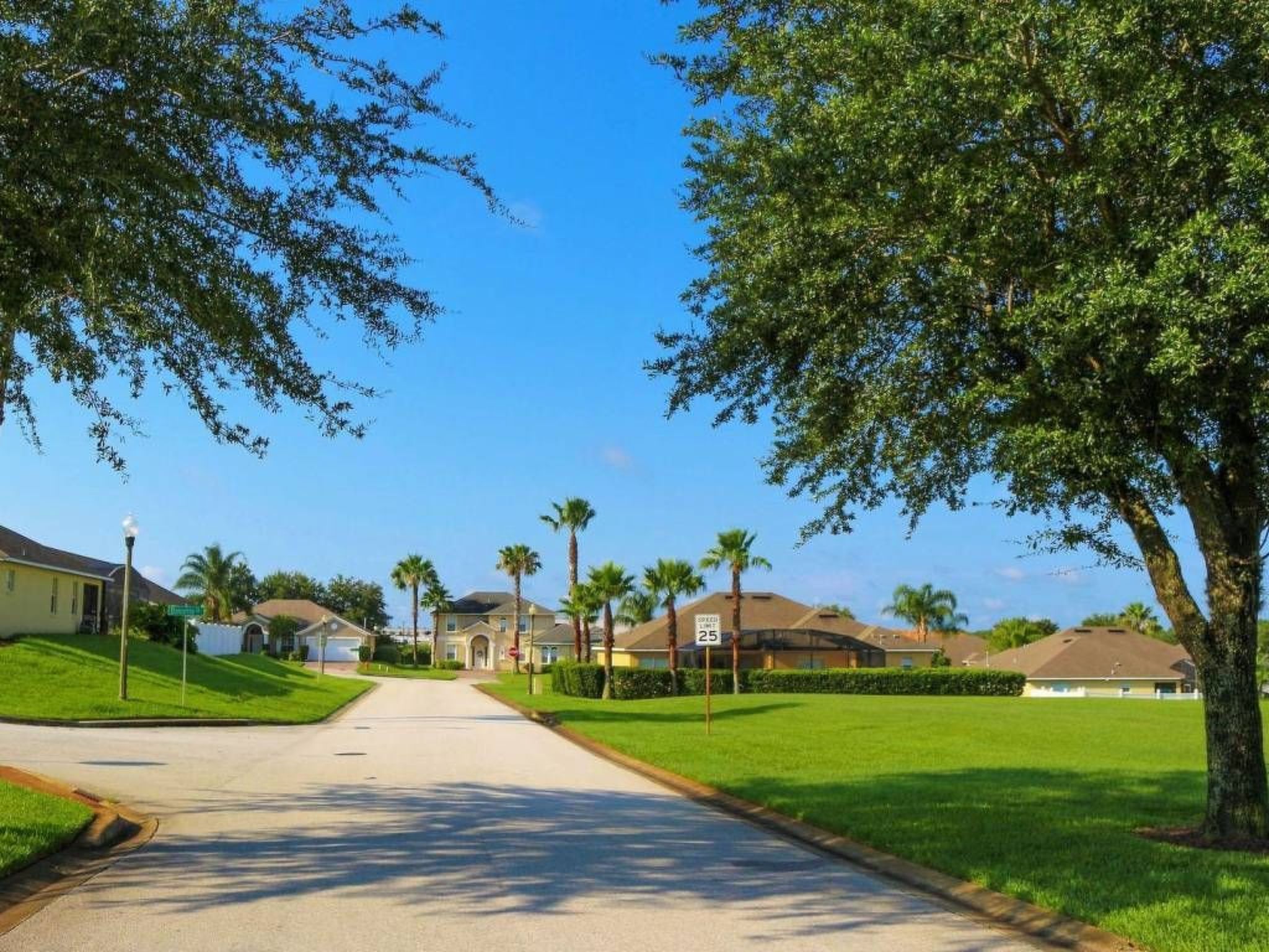 Photo of Sonniger Privatpool mit freistehendem Whirlpool und Filmraum