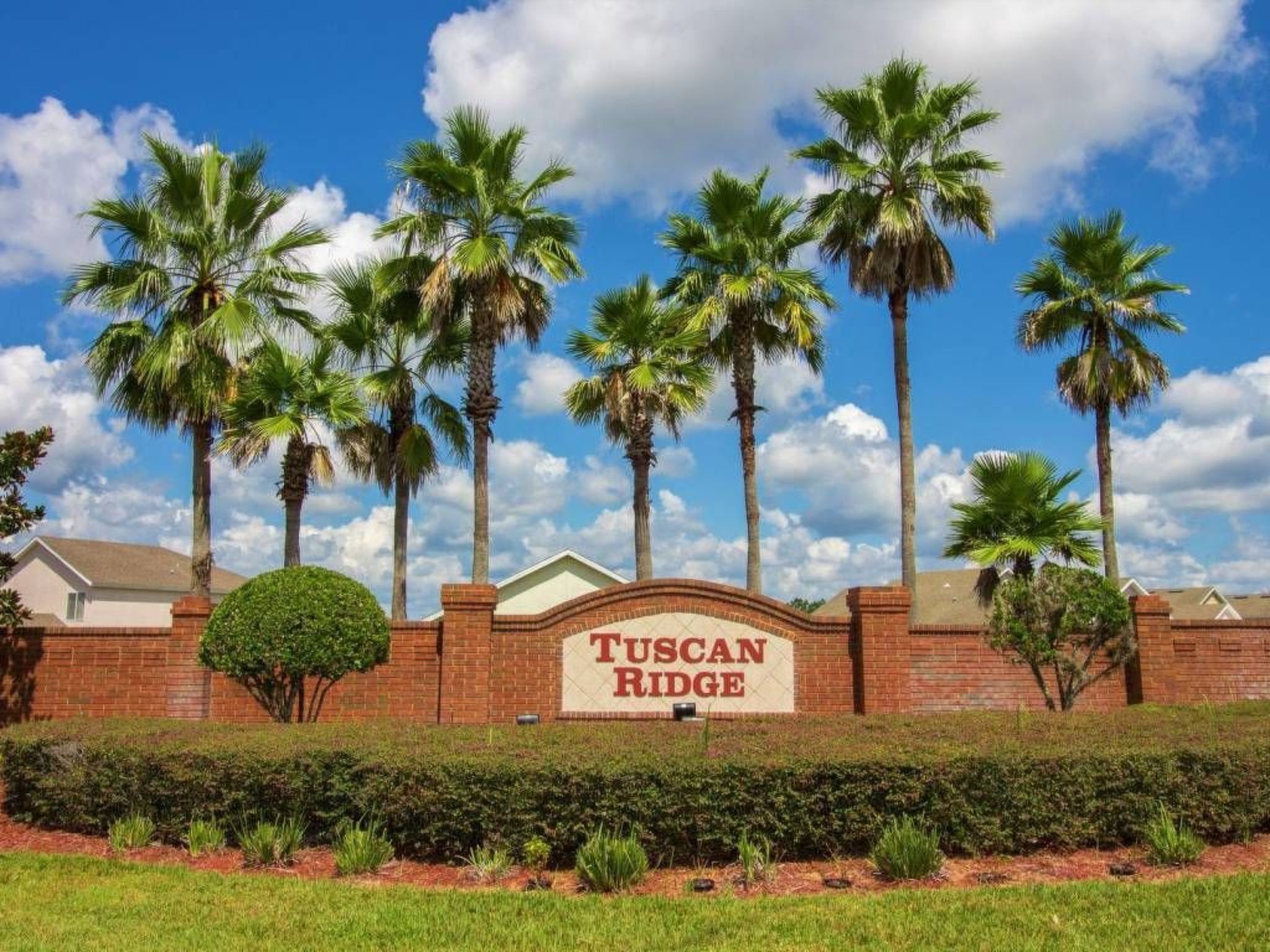 Photo of Sonniger Privatpool mit freistehendem Whirlpool und Filmraum