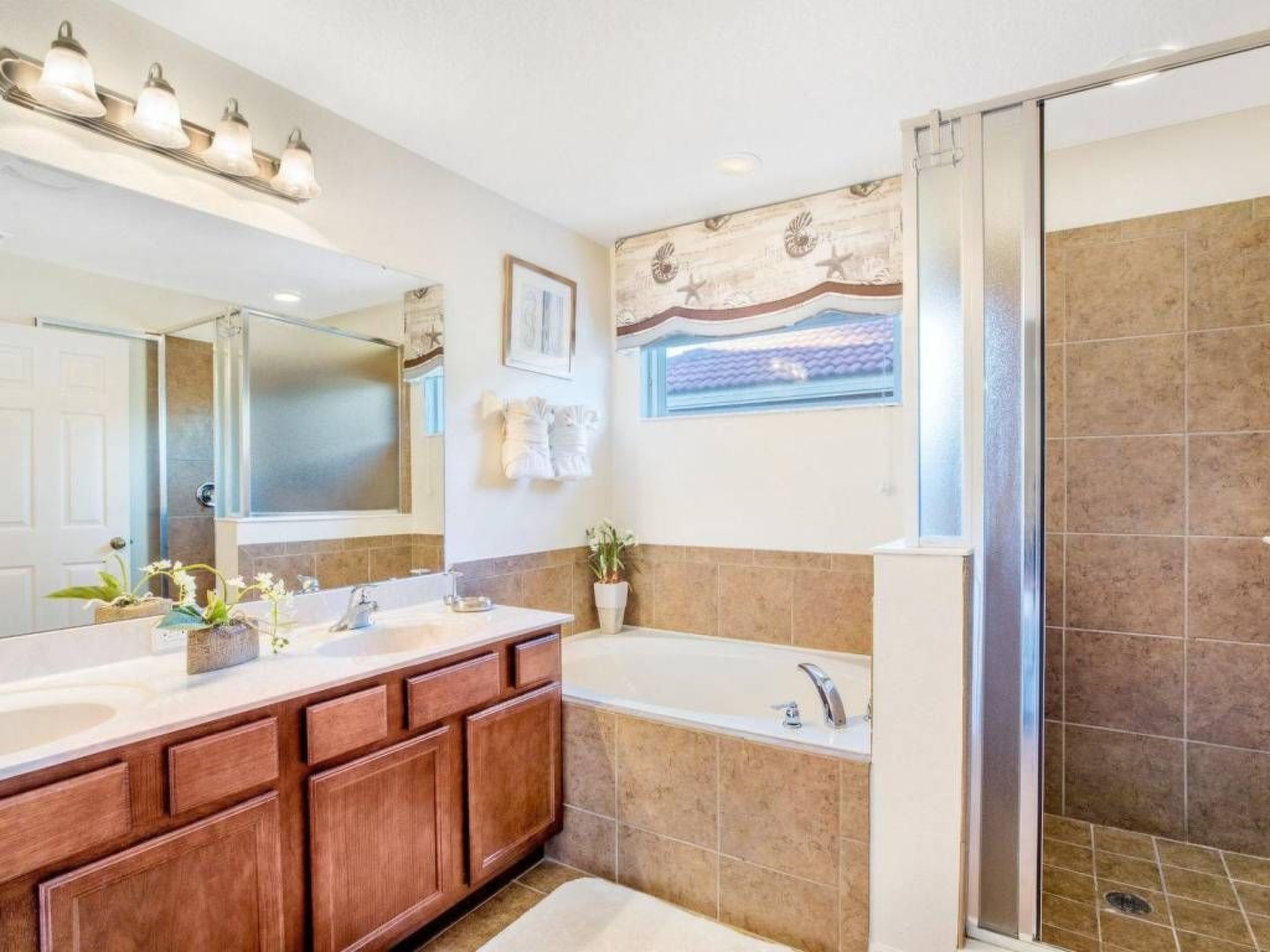 Photo of Haus in Davenport mit großem Pool und Blick auf das Naturschutzgebiet