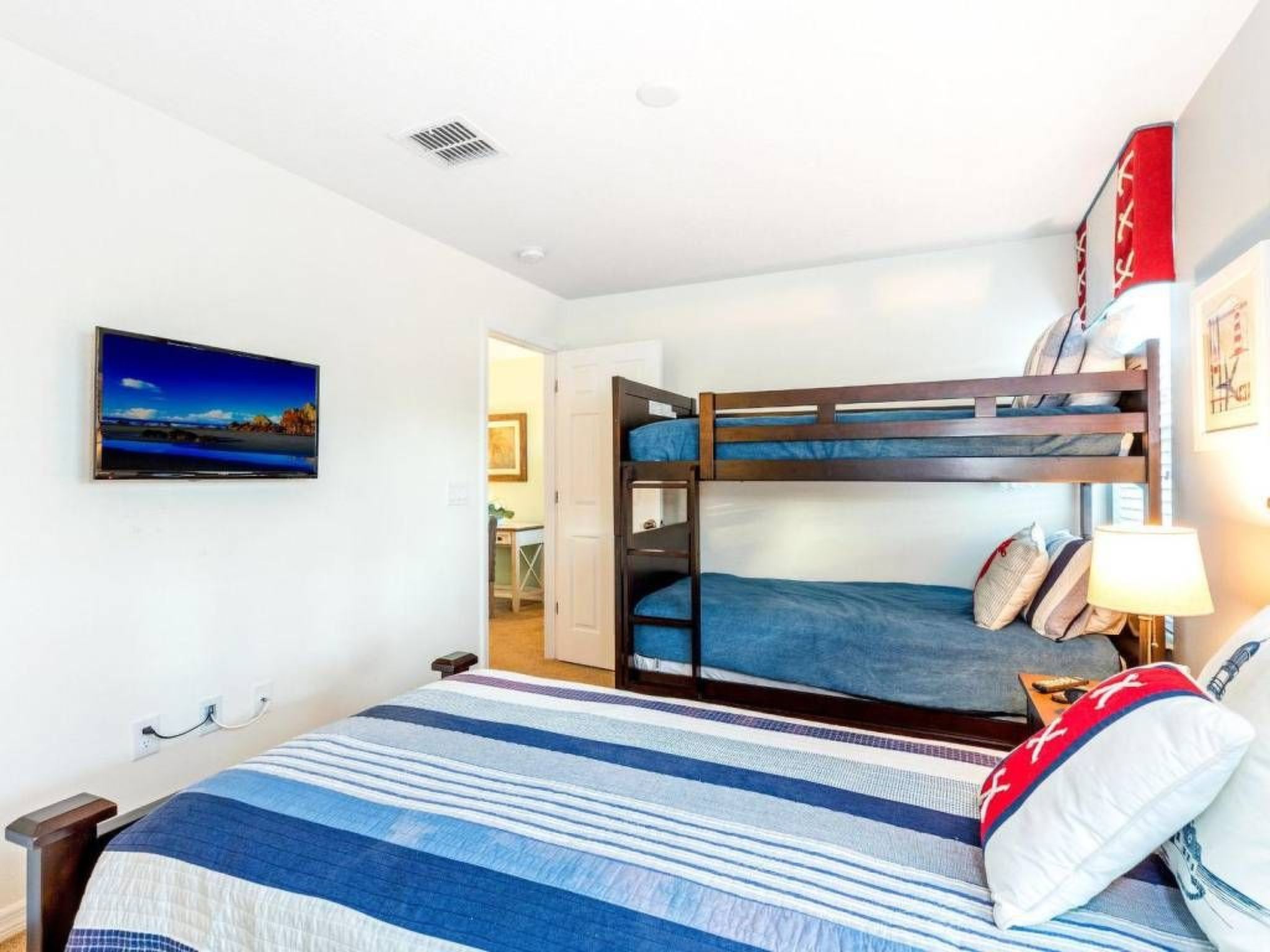 Photo of Haus in Davenport mit großem Pool und Blick auf das Naturschutzgebiet