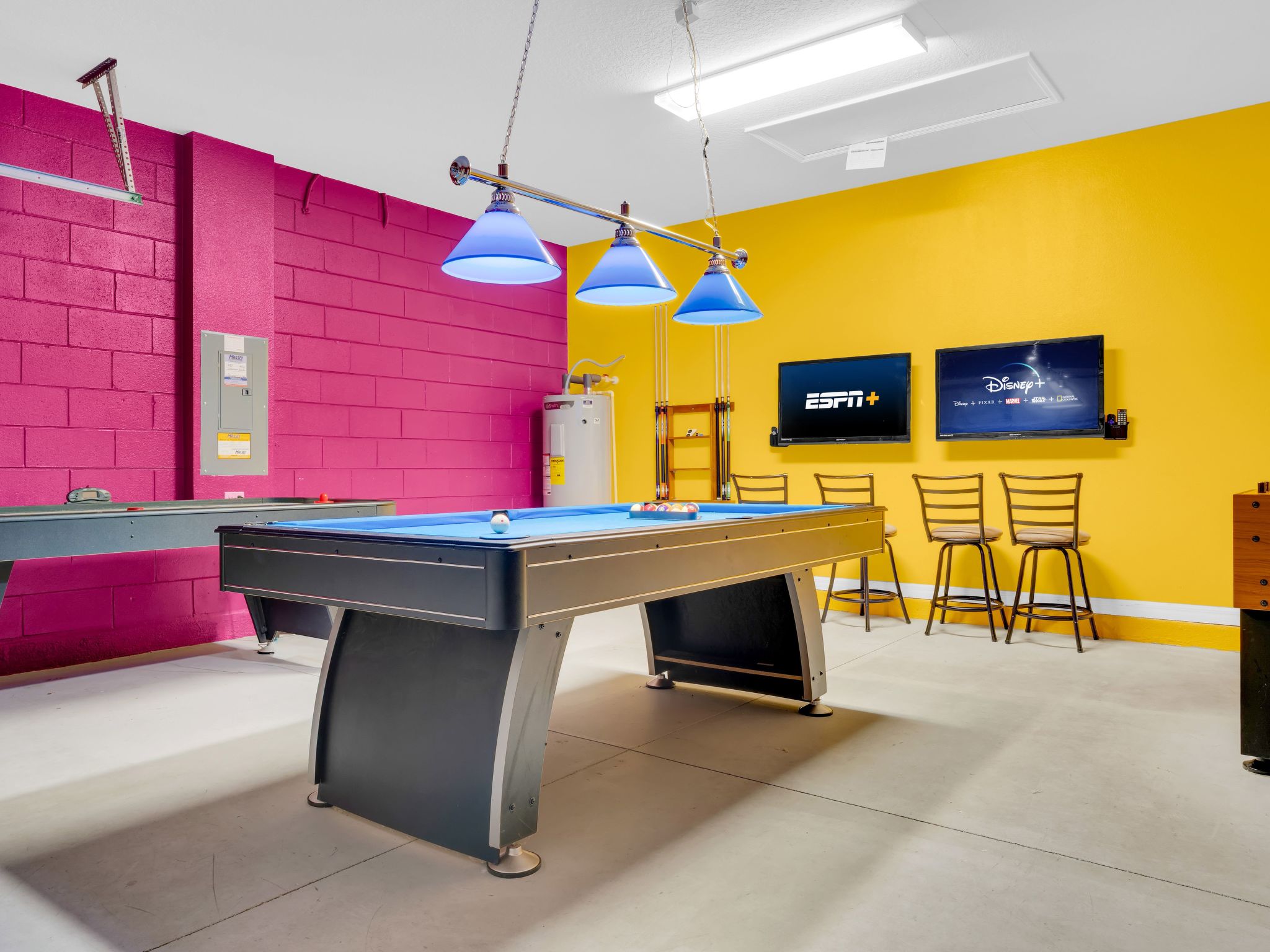 Photo of Cypress Pointe Villa mit privatem Pool bei Sonnenuntergang