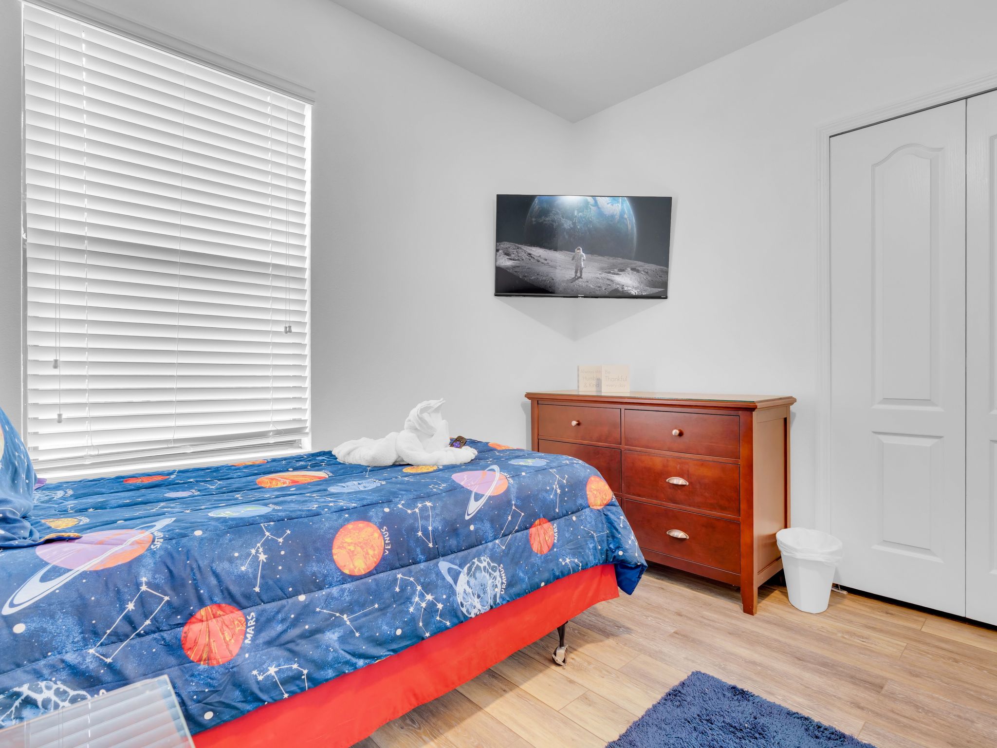 Photo of Cypress Pointe Villa mit privatem Pool bei Sonnenuntergang