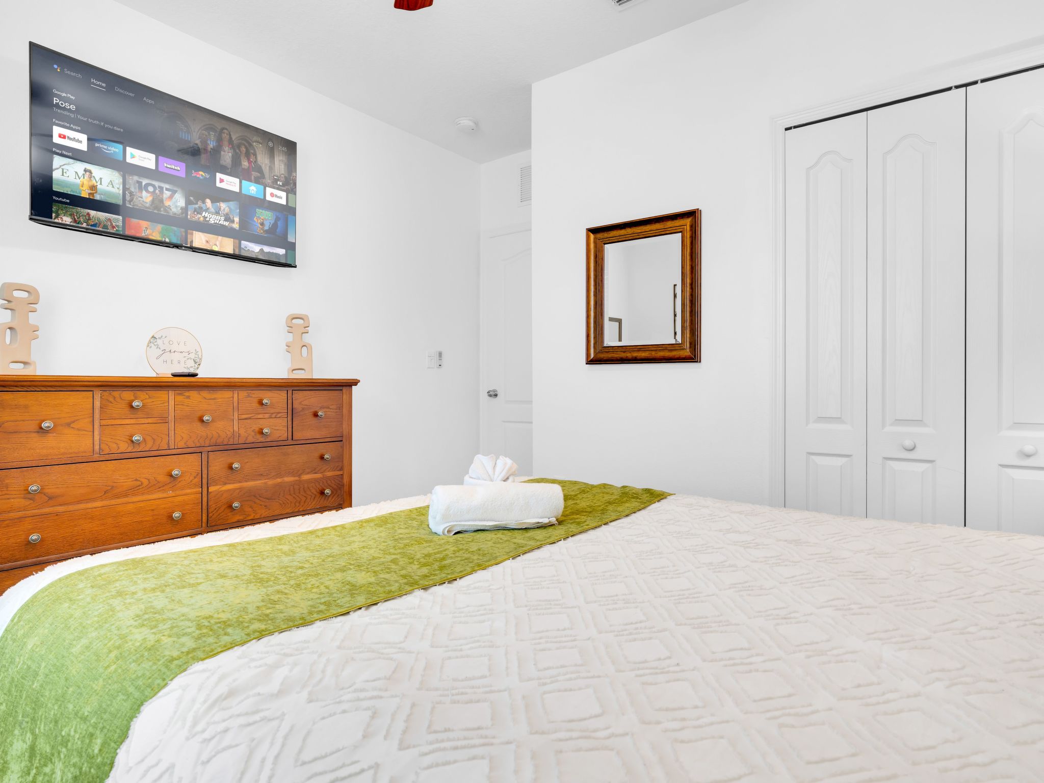 Photo of Cypress Pointe Villa mit privatem Pool bei Sonnenuntergang