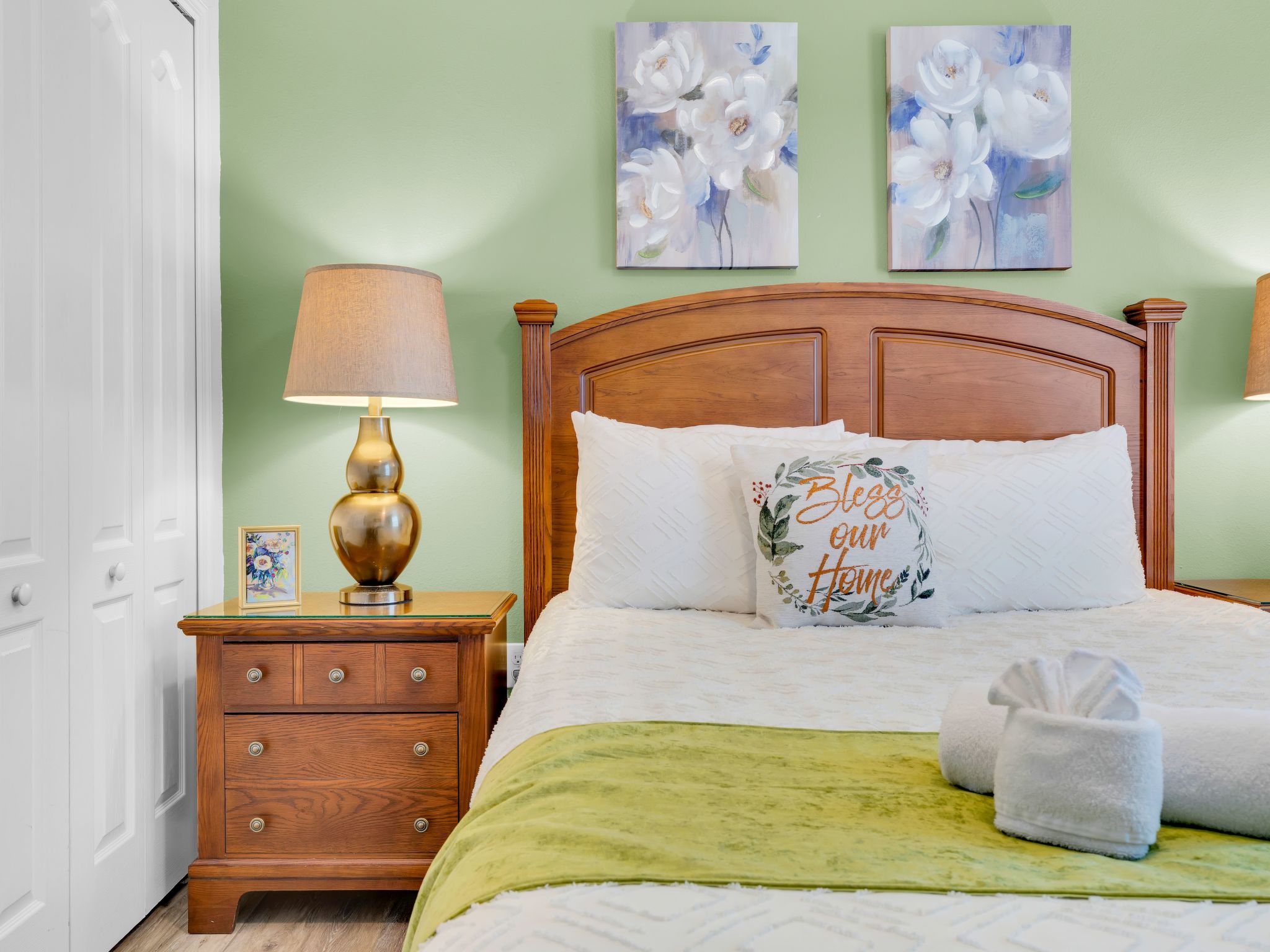 Photo of Cypress Pointe Villa mit privatem Pool bei Sonnenuntergang