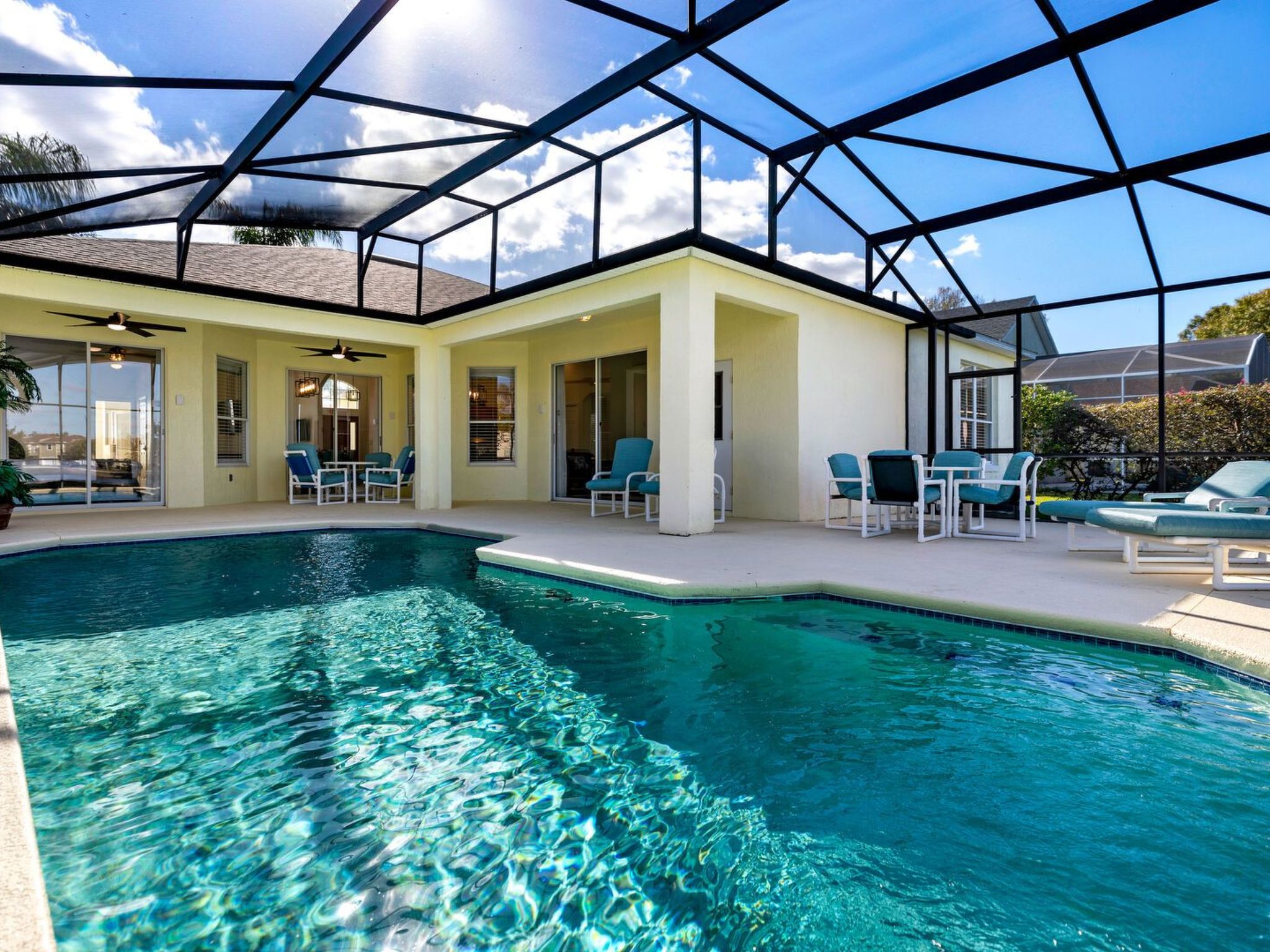 Photo of Pool Haus in der Nähe von Disney Magic