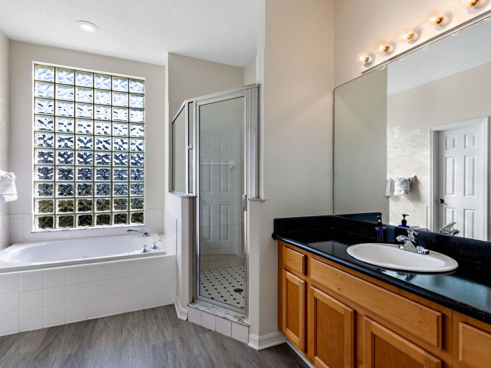 Photo of Pool Haus in der Nähe von Disney Magic