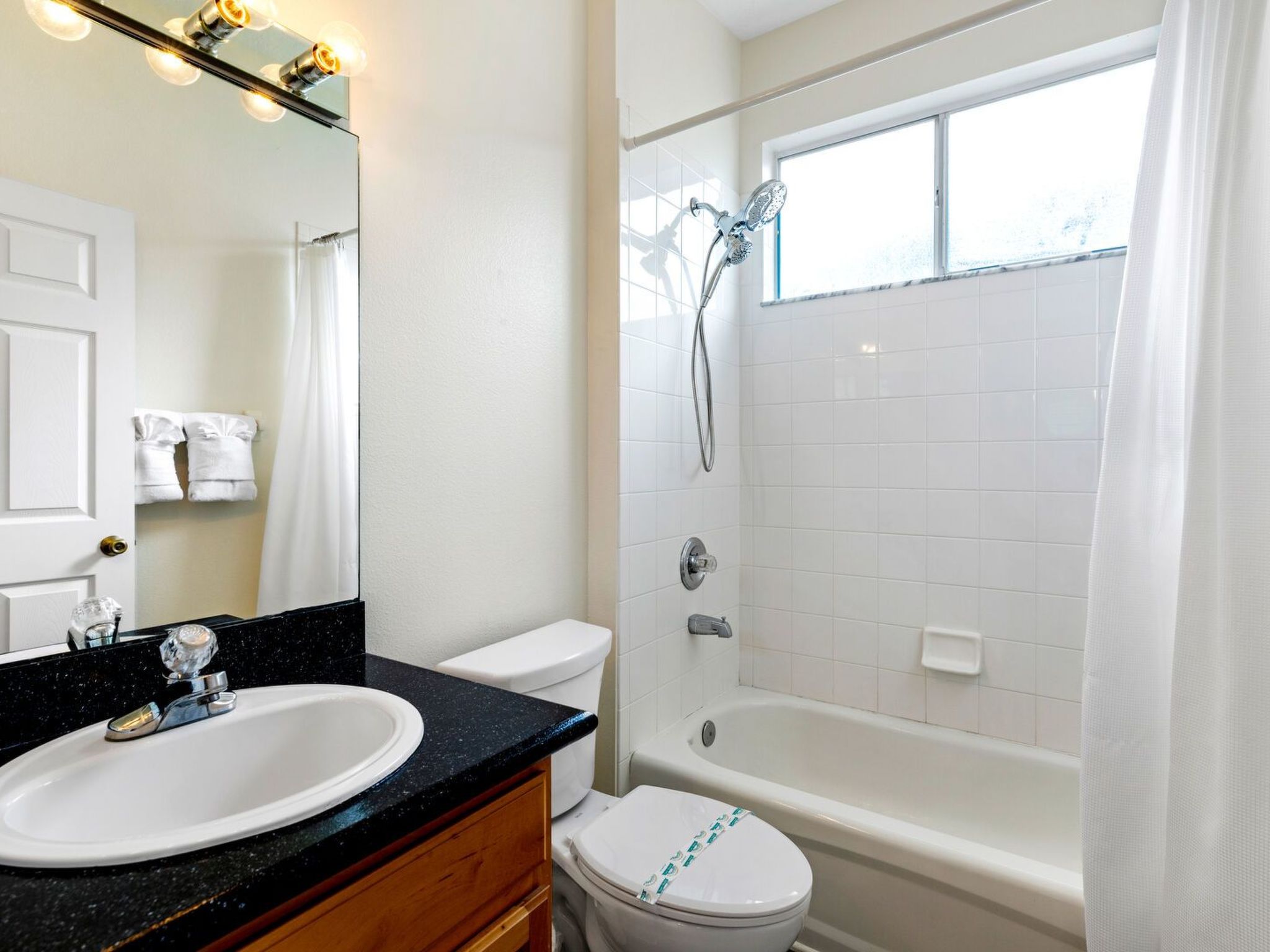 Photo of Pool Haus in der Nähe von Disney Magic