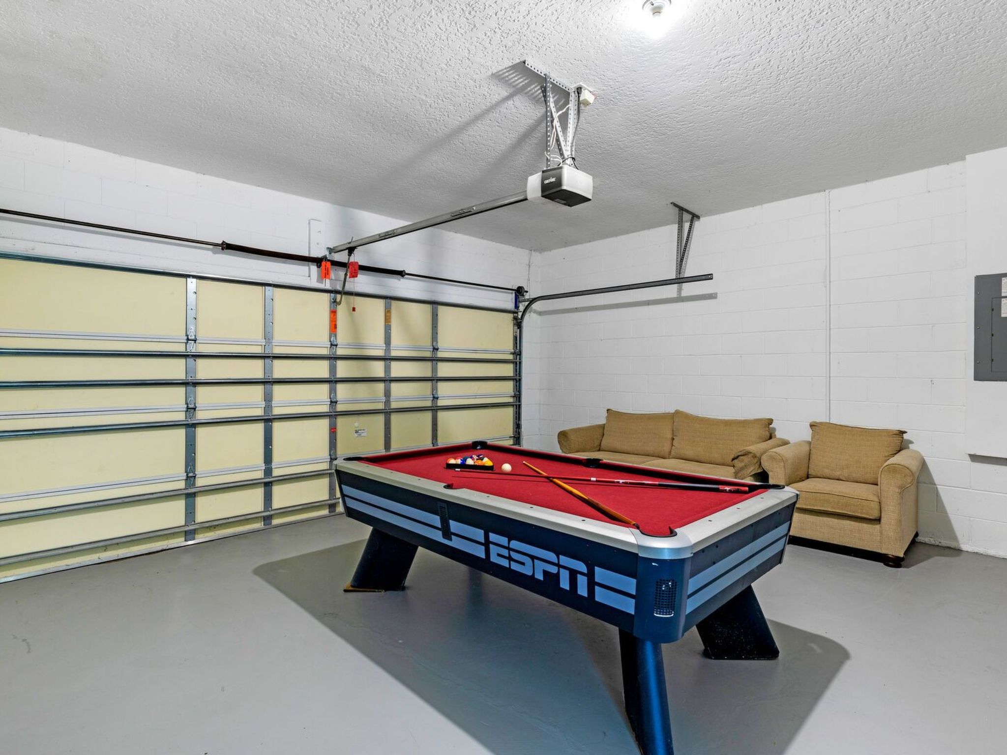 Photo of Pool Haus in der Nähe von Disney Magic