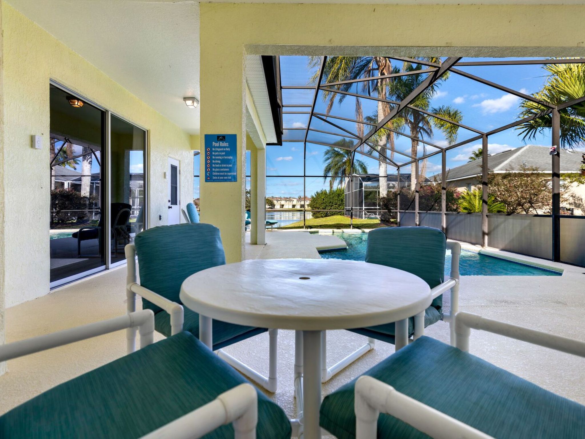 Photo of Pool Haus in der Nähe von Disney Magic