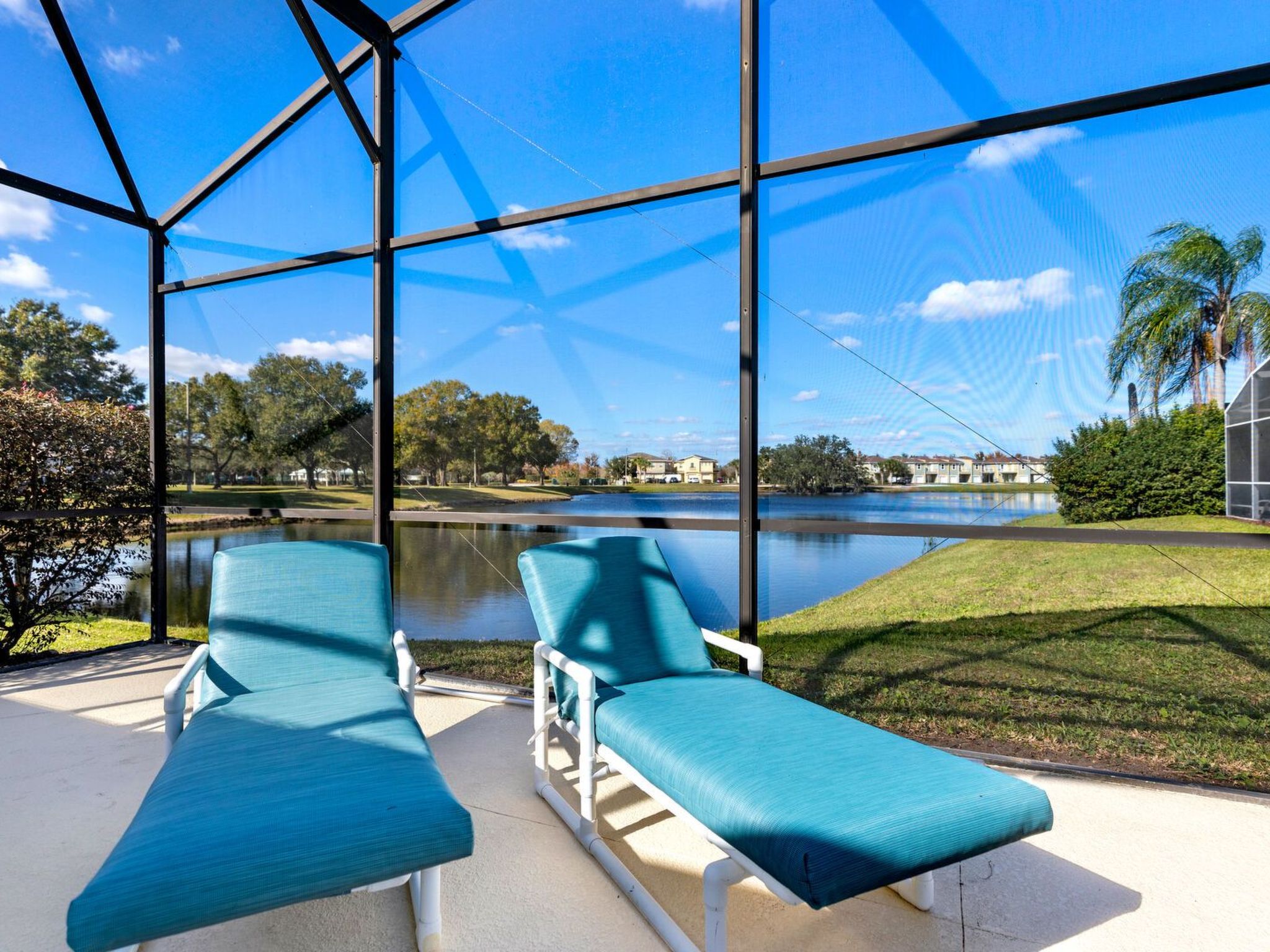 Photo of Pool Haus in der Nähe von Disney Magic