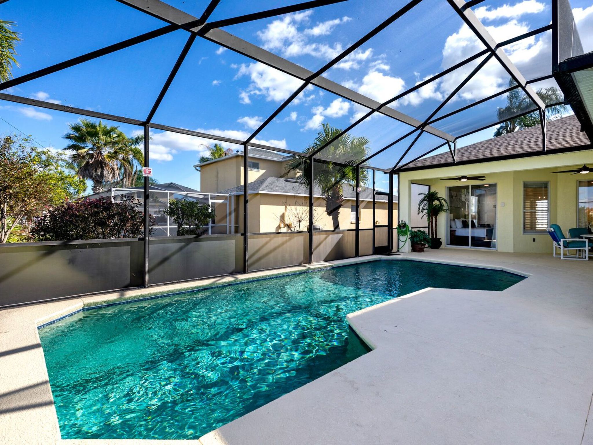 Photo of Pool Haus in der Nähe von Disney Magic