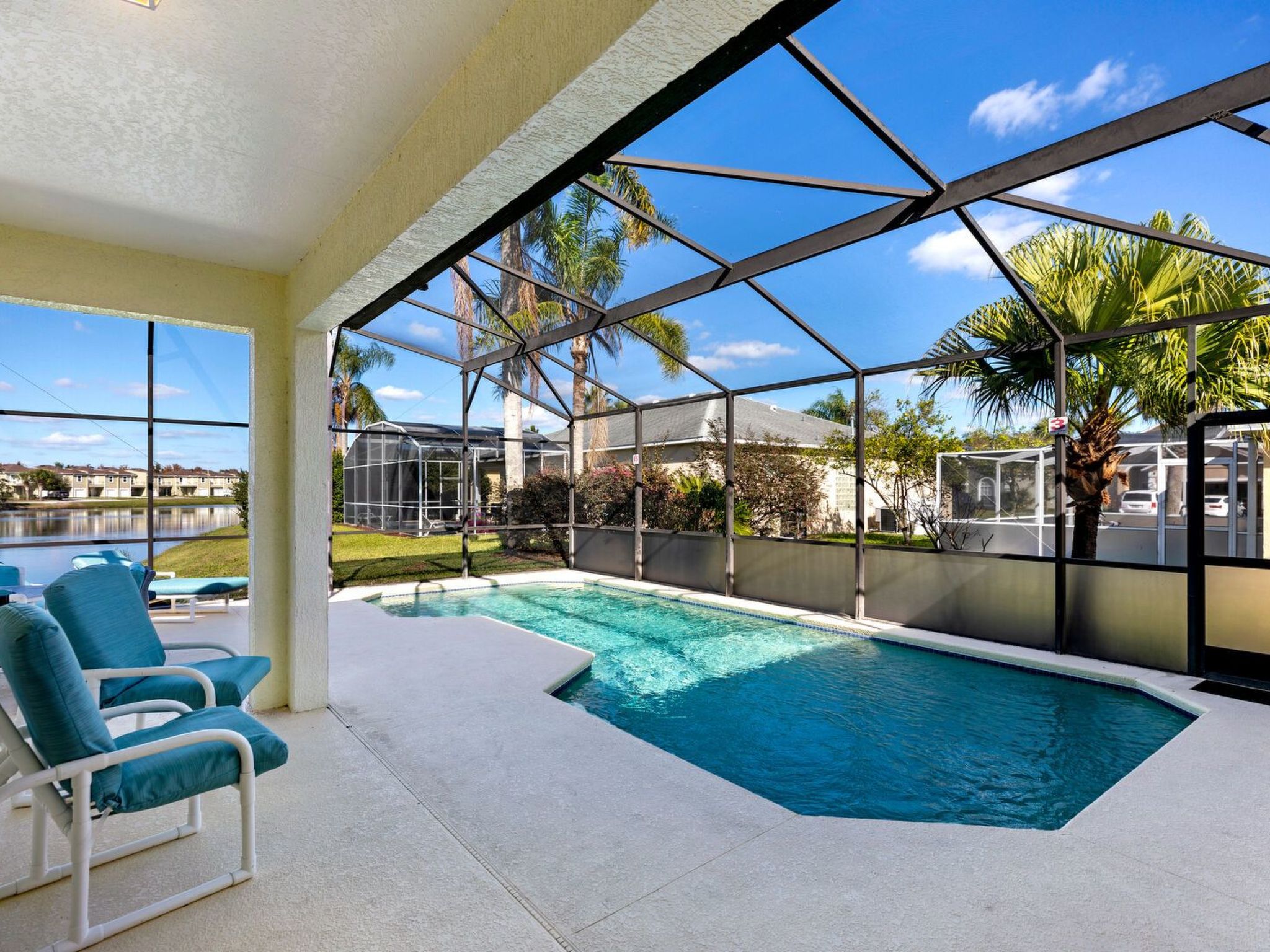 Photo of Pool Haus in der Nähe von Disney Magic