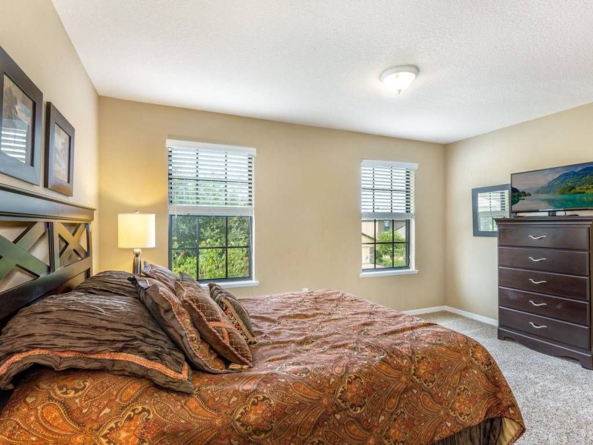 Photo of Wunderschönes Ferienhaus in Loughman mit Pool in Südlage und Blick auf das Natu