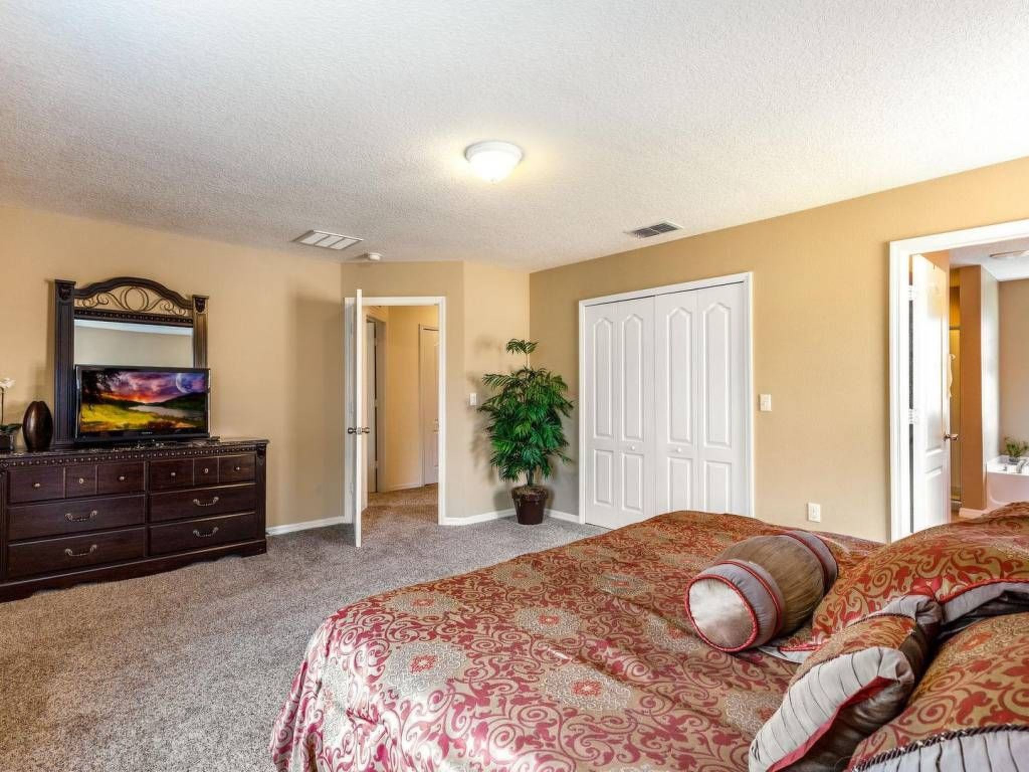 Photo of Wunderschönes Ferienhaus in Loughman mit Pool in Südlage und Blick auf das Natu