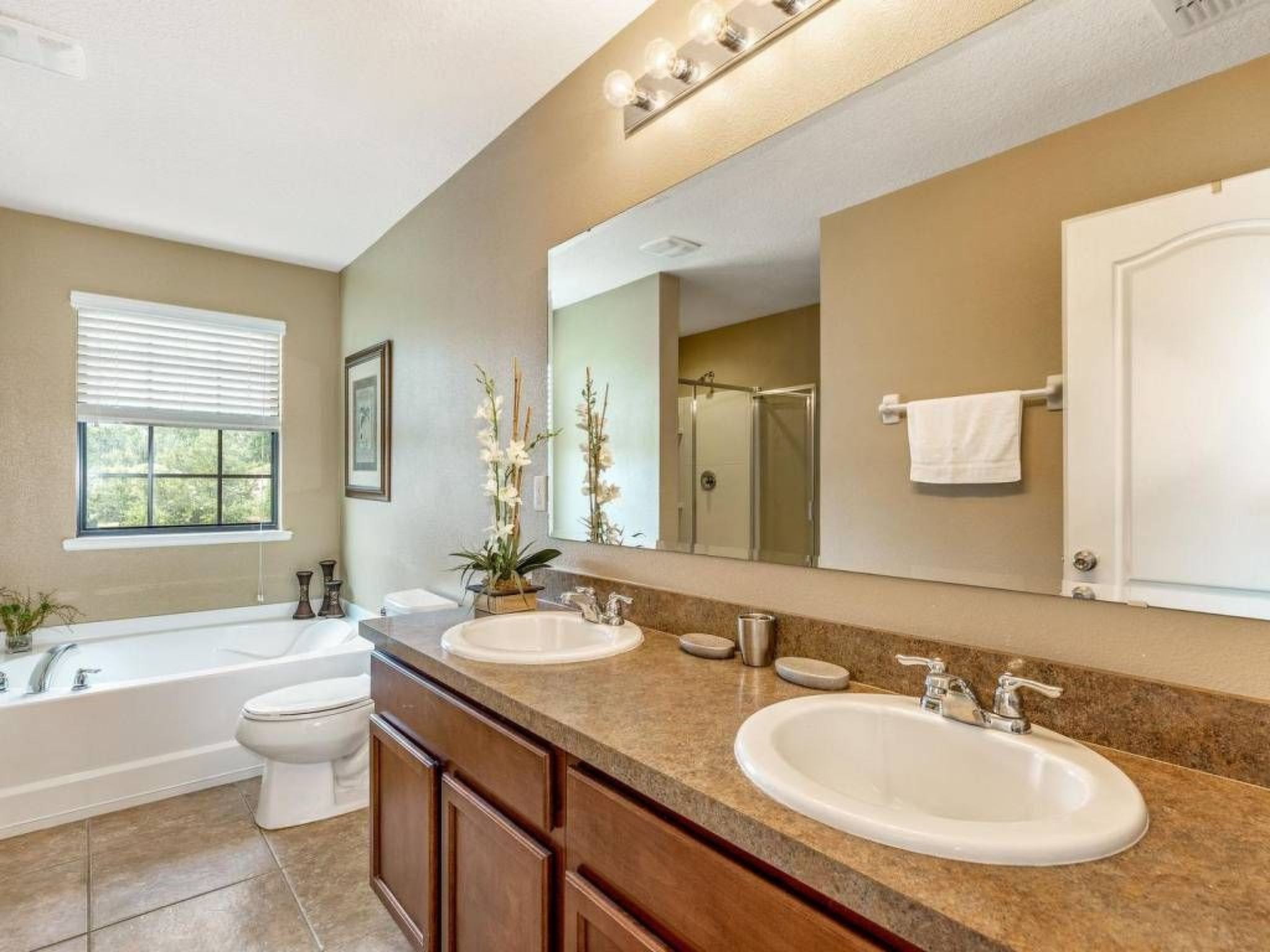 Photo of Wunderschönes Ferienhaus in Loughman mit Pool in Südlage und Blick auf das Natu