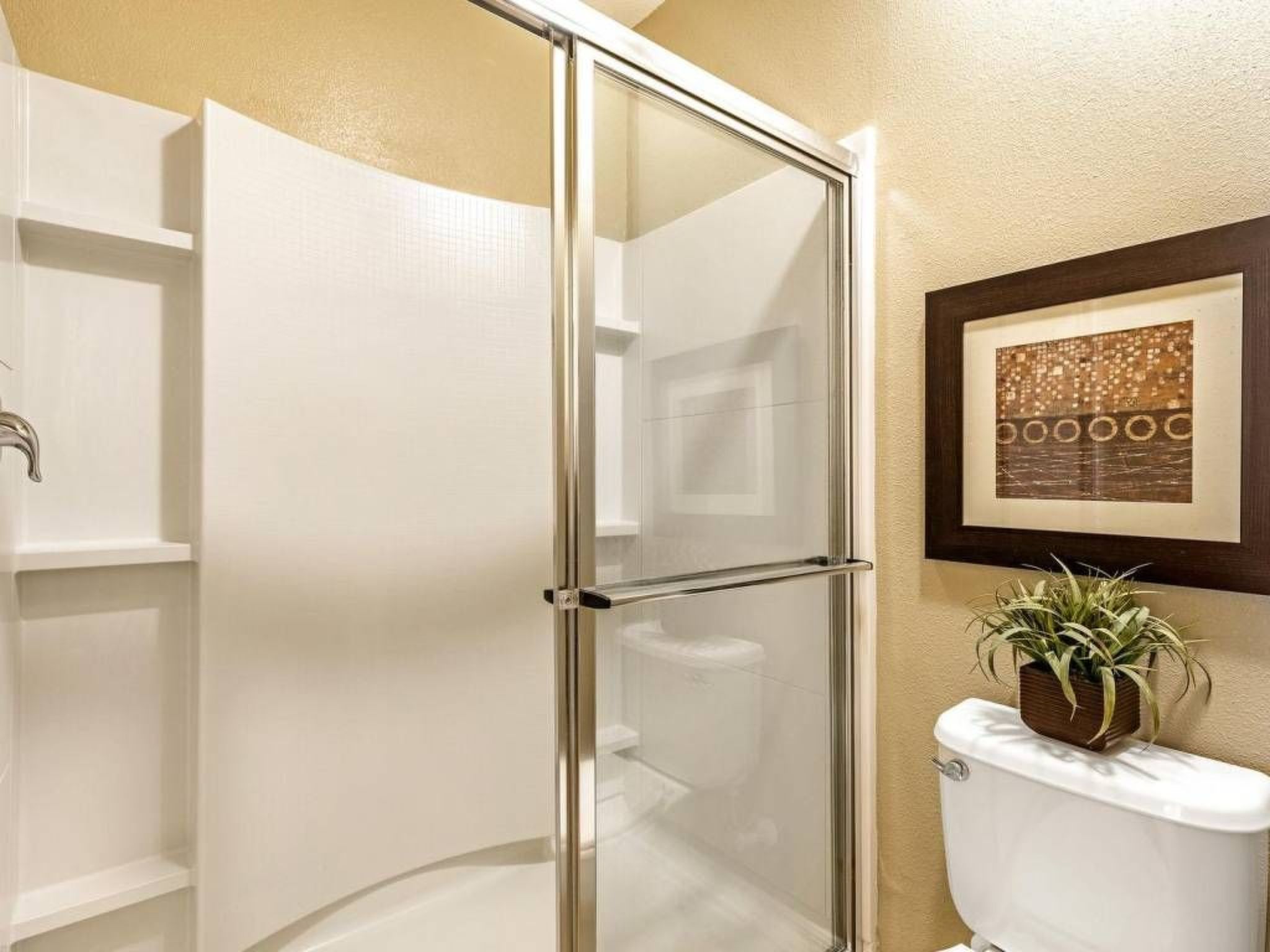 Photo of Wunderschönes Ferienhaus in Loughman mit Pool in Südlage und Blick auf das Natu