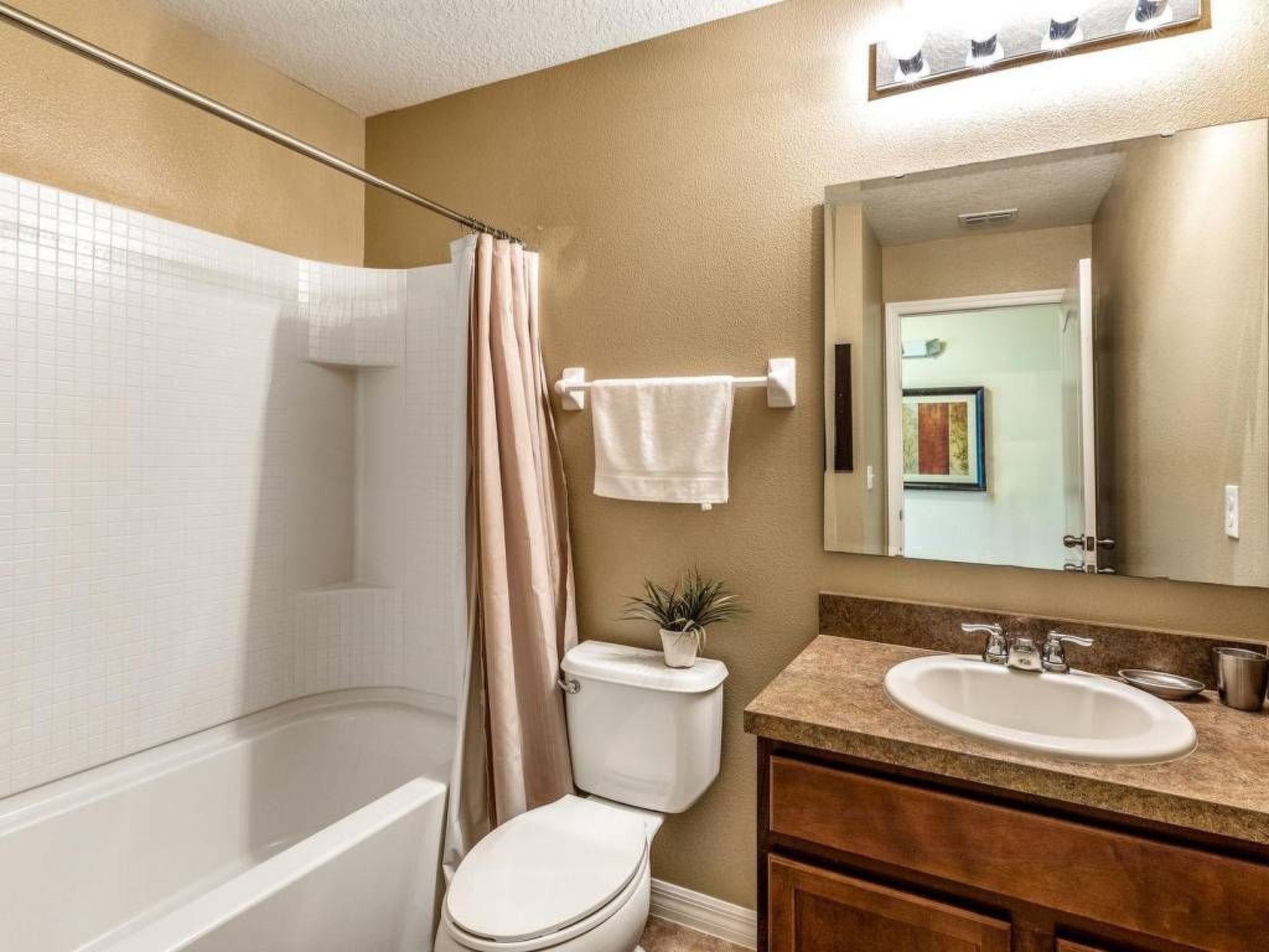 Photo of Wunderschönes Ferienhaus in Loughman mit Pool in Südlage und Blick auf das Natu