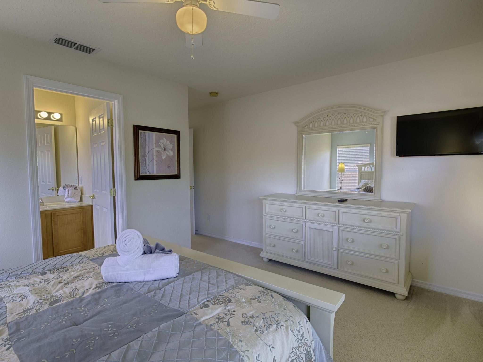 Photo of Große, luxuriöse Ferienvilla mit Pool und Spieleraum, in ruhiger Umgebung in de