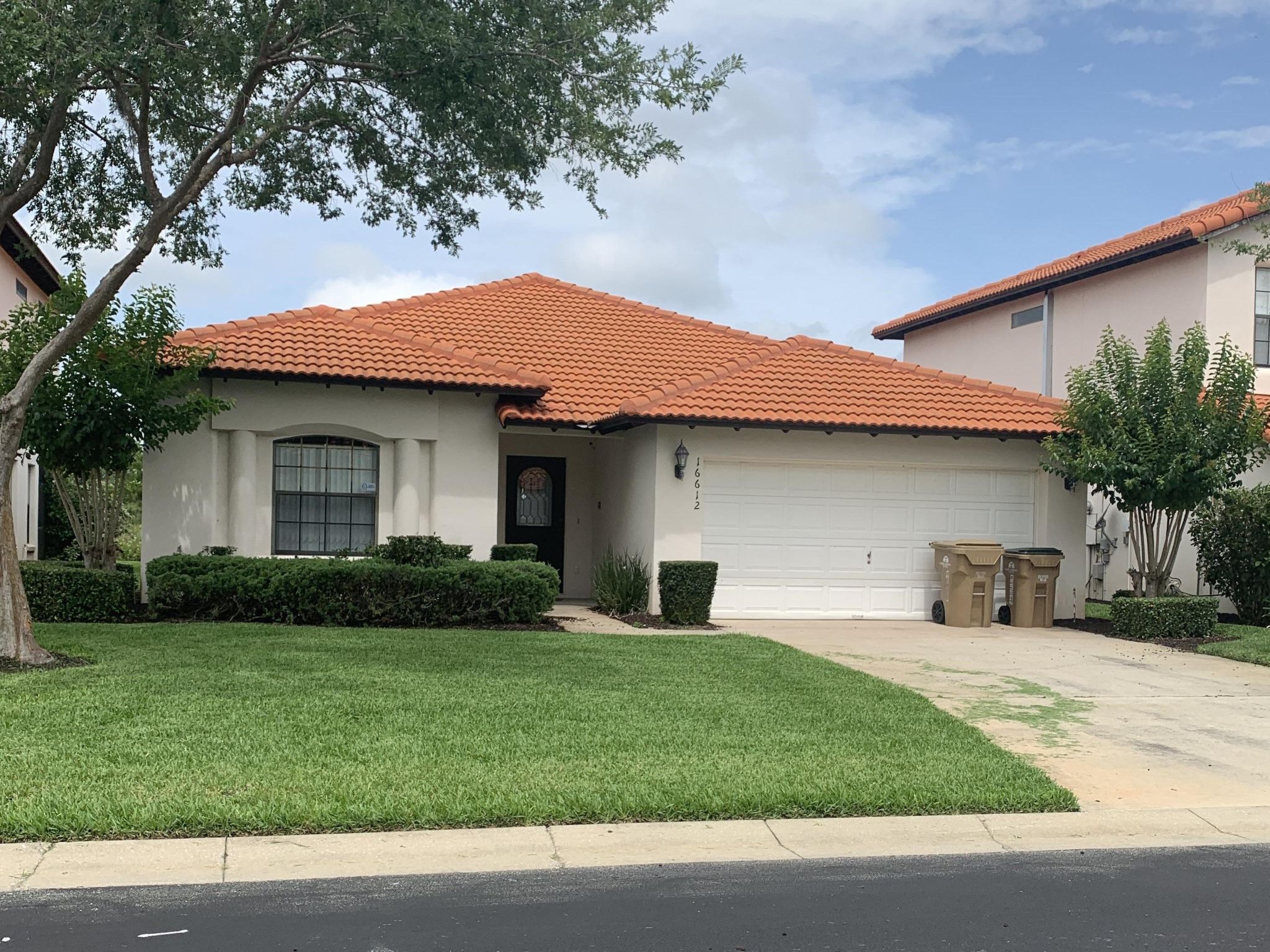 Photo of Pivate Pool - Seeblick - Nähe Disney