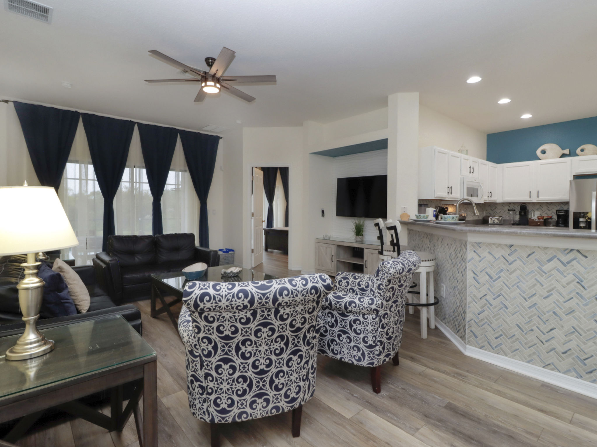 Photo of Pivate Pool - Seeblick - Nähe Disney