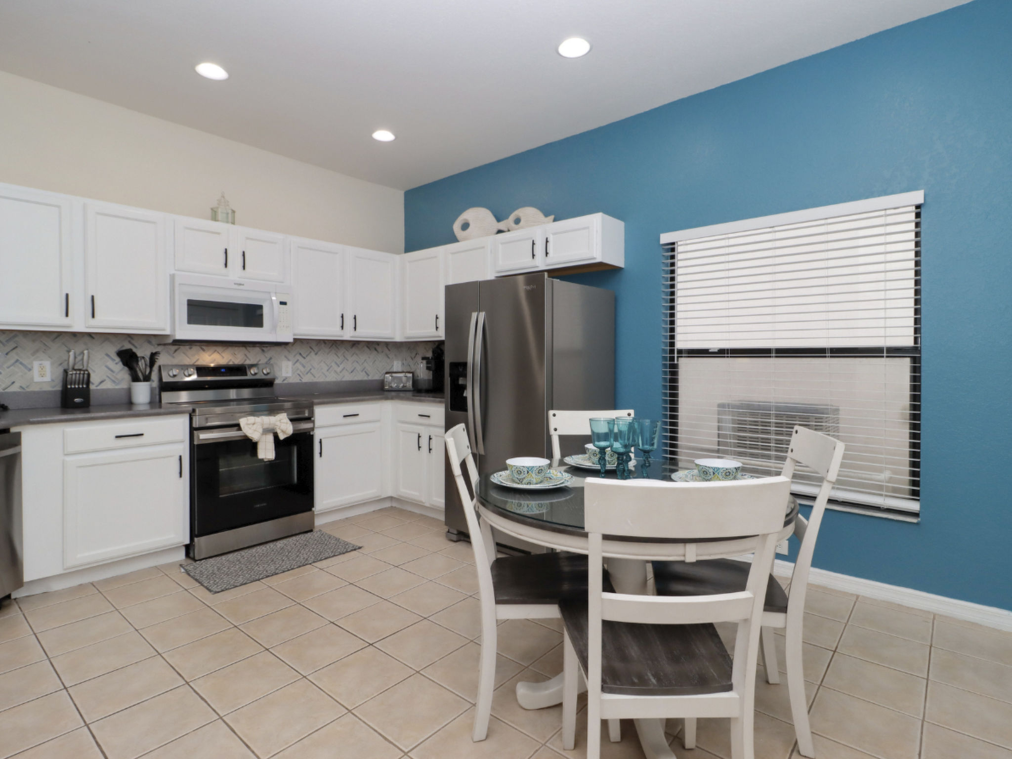 Photo of Pivate Pool - Seeblick - Nähe Disney