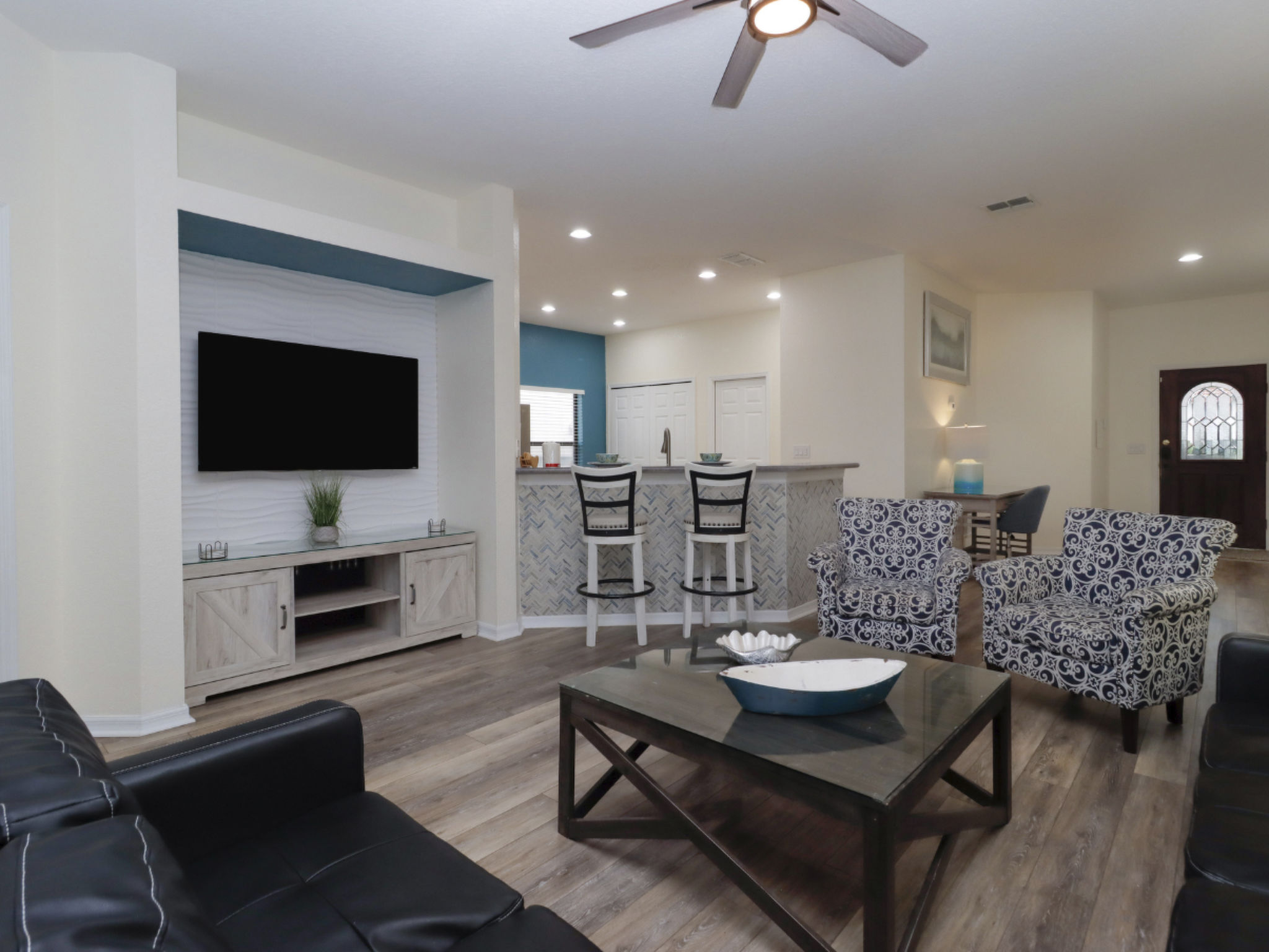 Photo of Pivate Pool - Seeblick - Nähe Disney