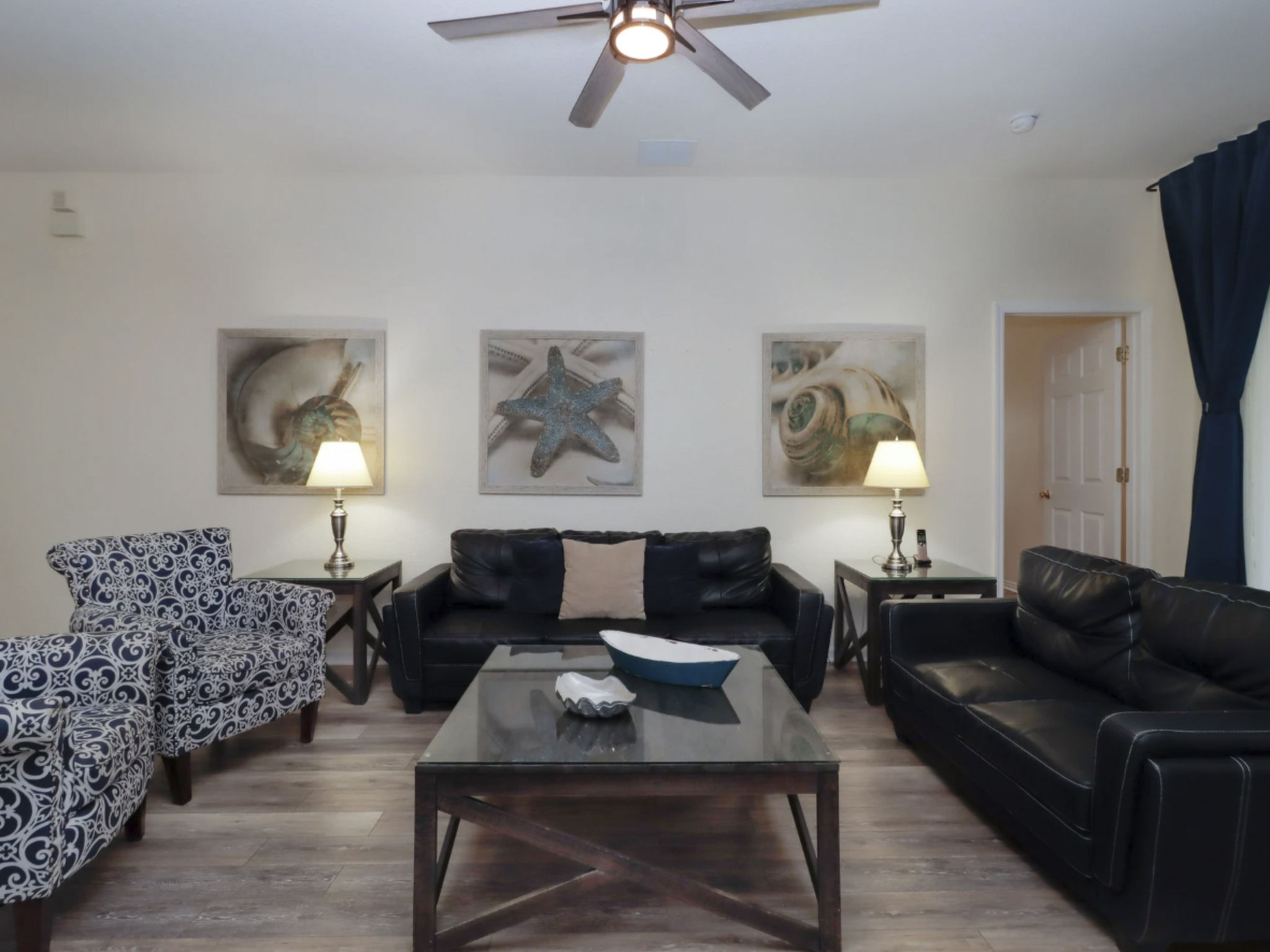 Photo of Pivate Pool - Seeblick - Nähe Disney