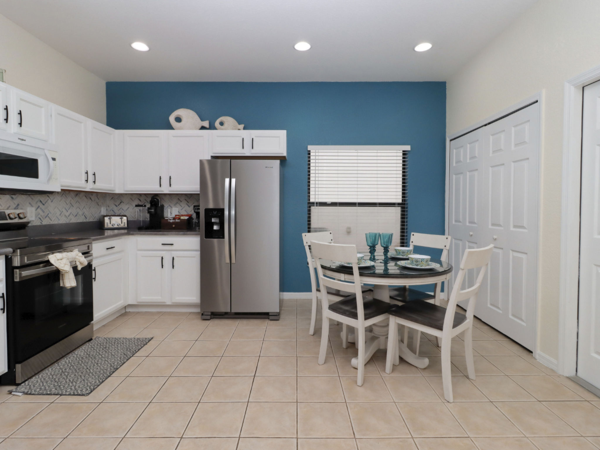 Photo of Pivate Pool - Seeblick - Nähe Disney