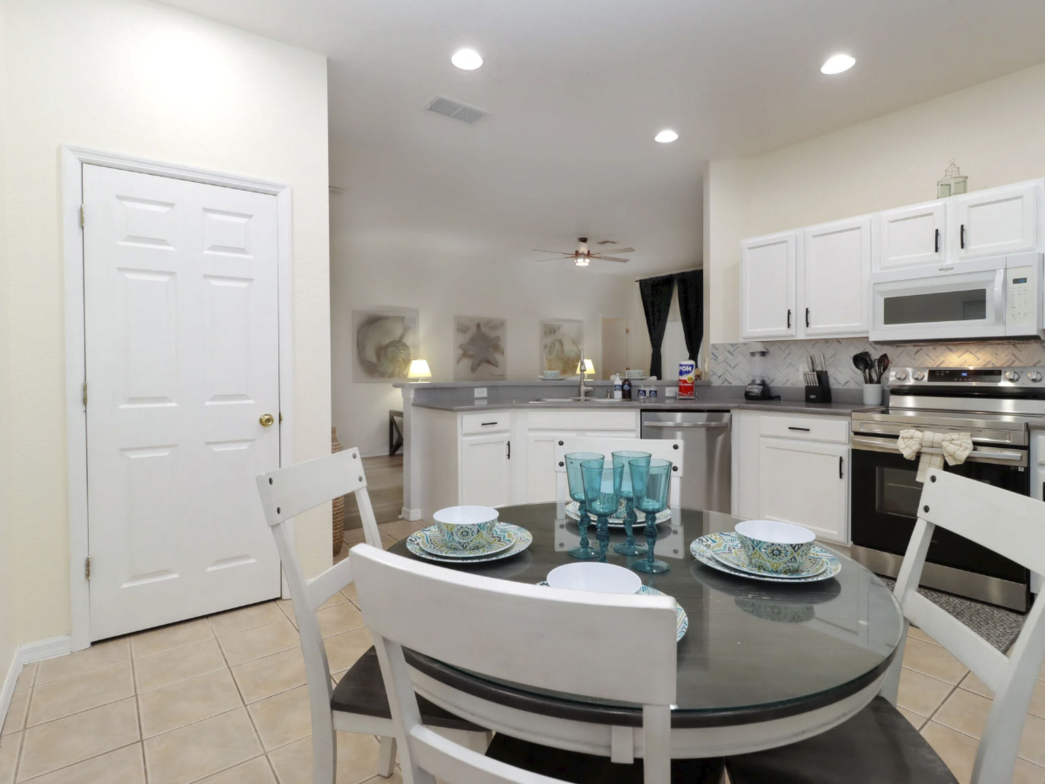 Photo of Pivate Pool - Seeblick - Nähe Disney