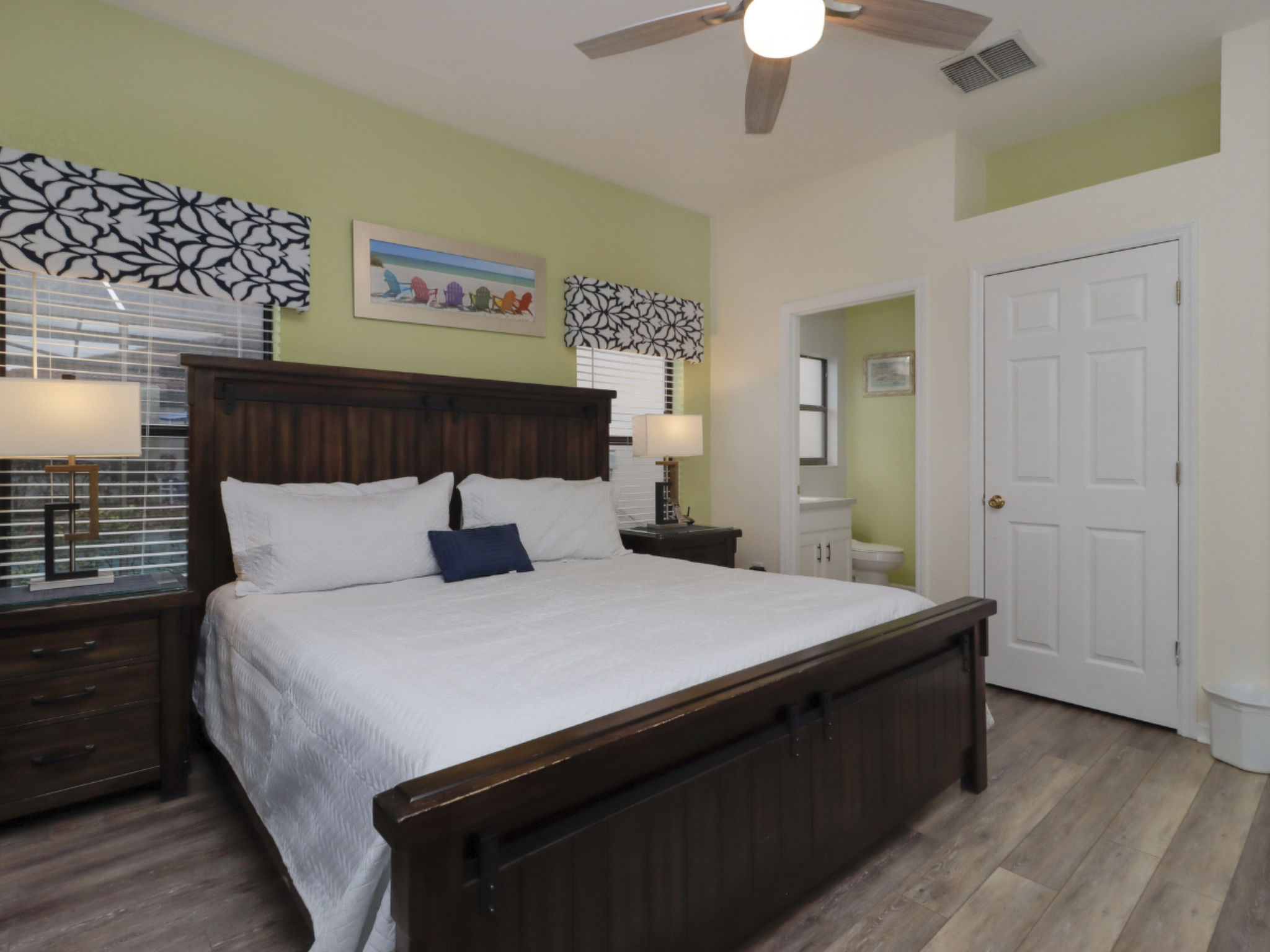 Photo of Pivate Pool - Seeblick - Nähe Disney