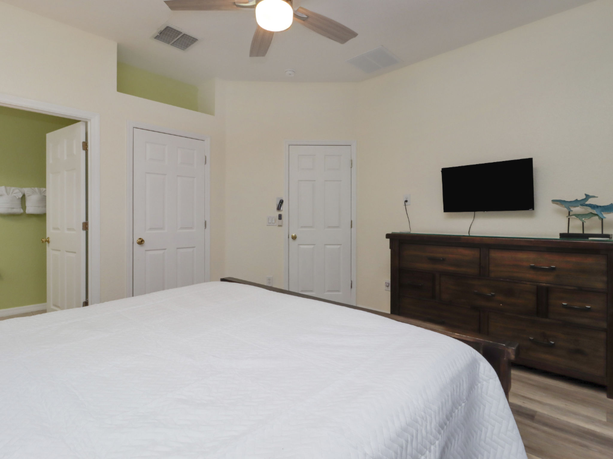 Photo of Pivate Pool - Seeblick - Nähe Disney