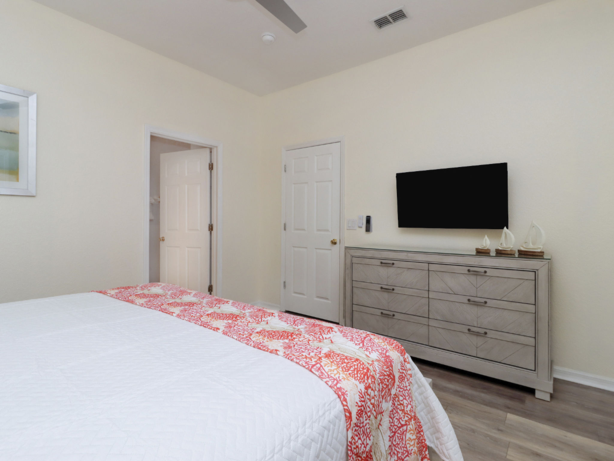 Photo of Pivate Pool - Seeblick - Nähe Disney