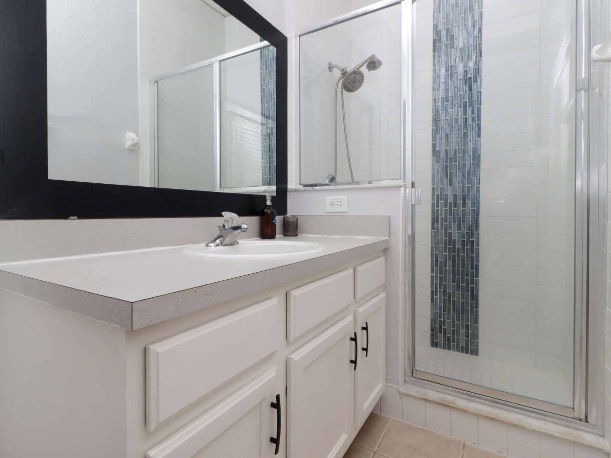 Photo of Pivate Pool - Seeblick - Nähe Disney