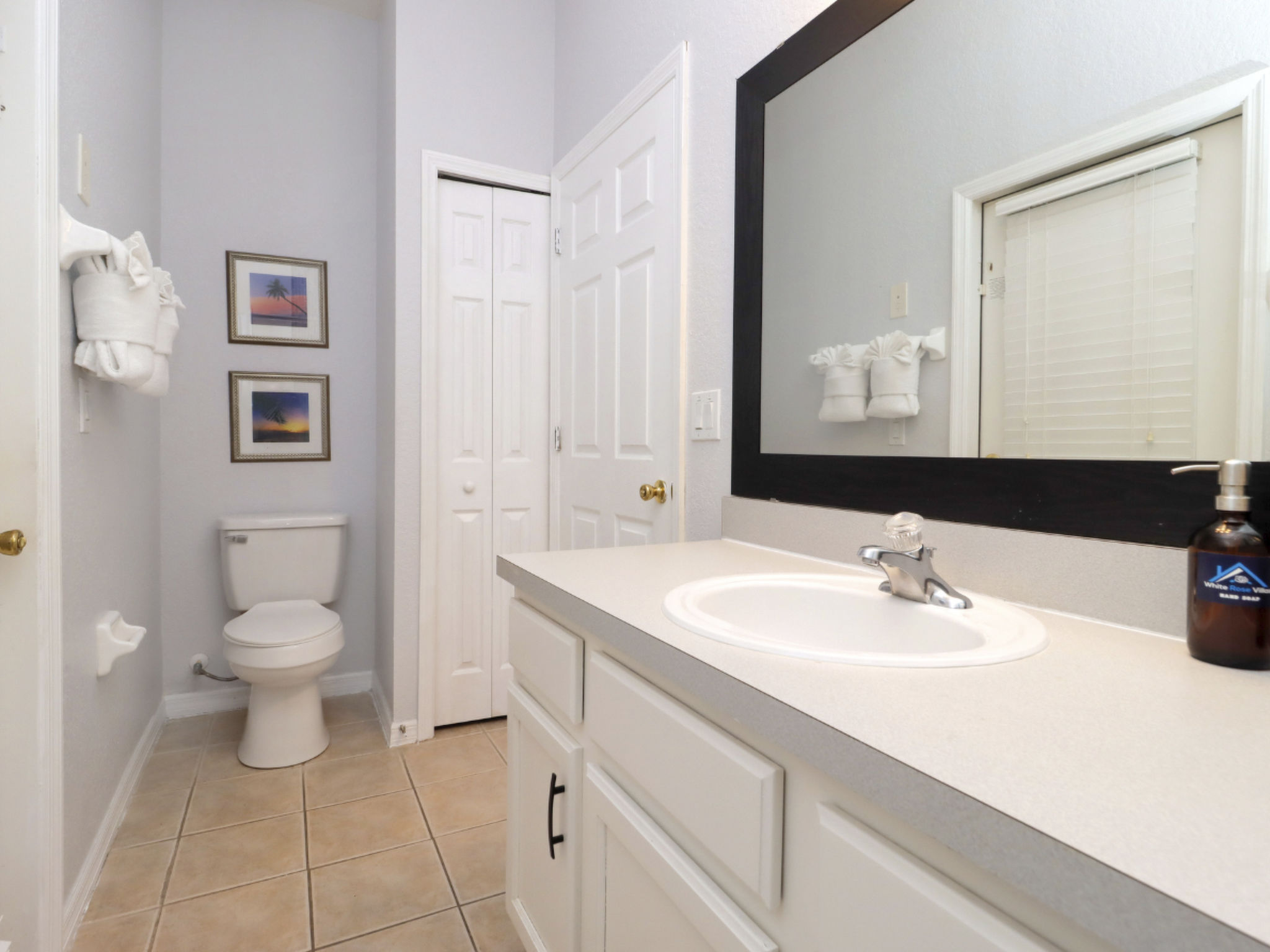 Photo of Pivate Pool - Seeblick - Nähe Disney