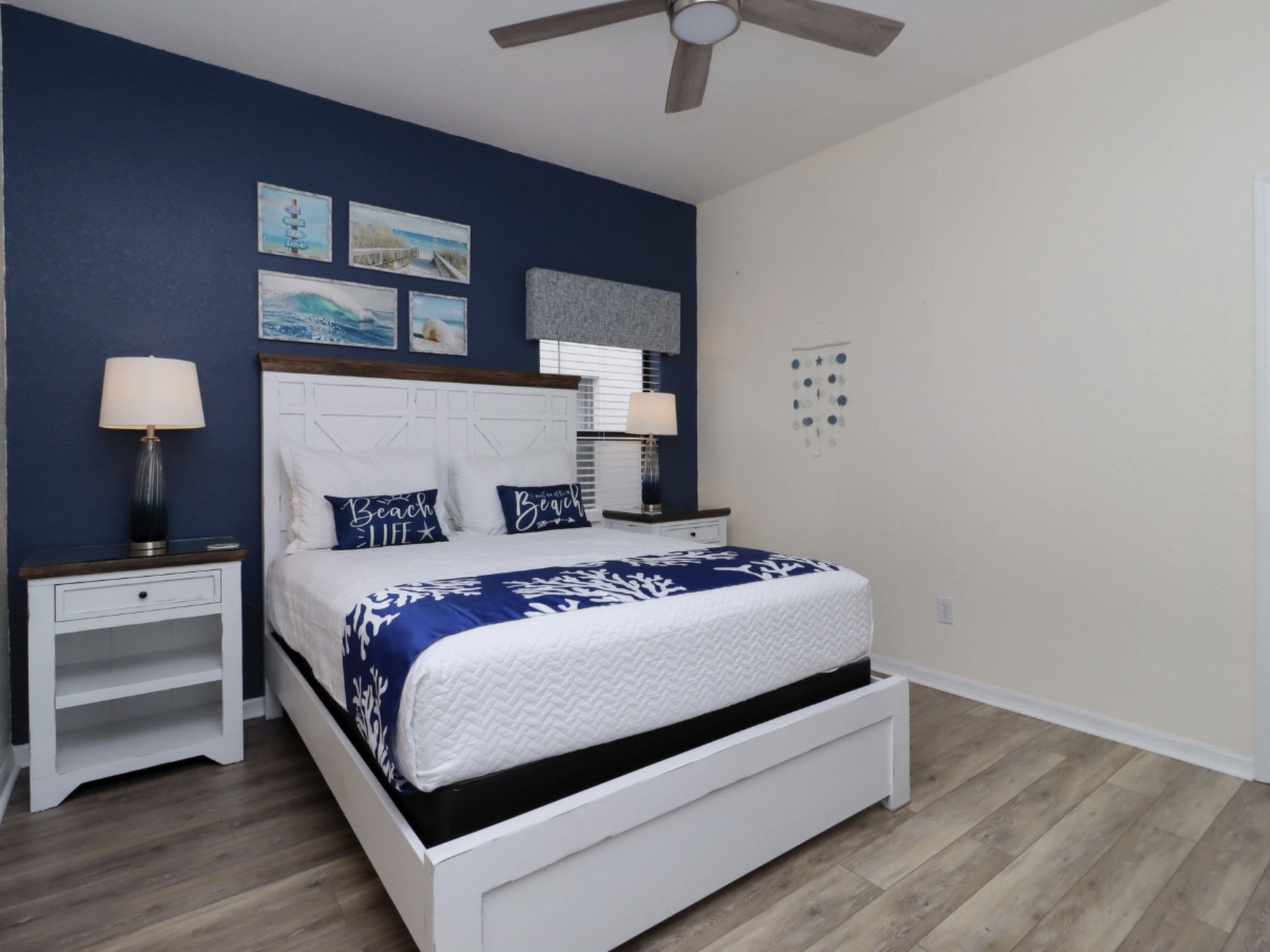 Photo of Pivate Pool - Seeblick - Nähe Disney