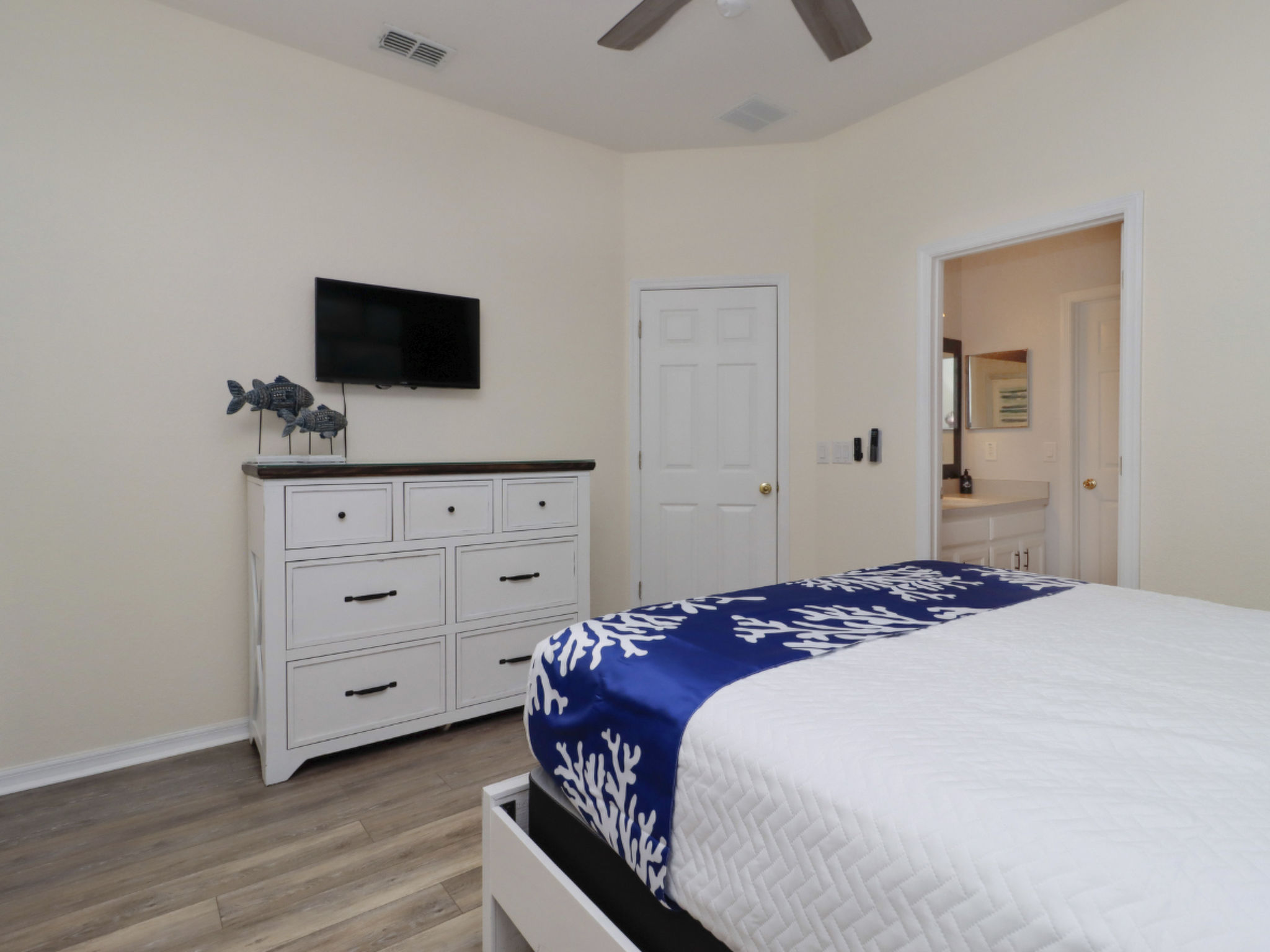 Photo of Pivate Pool - Seeblick - Nähe Disney