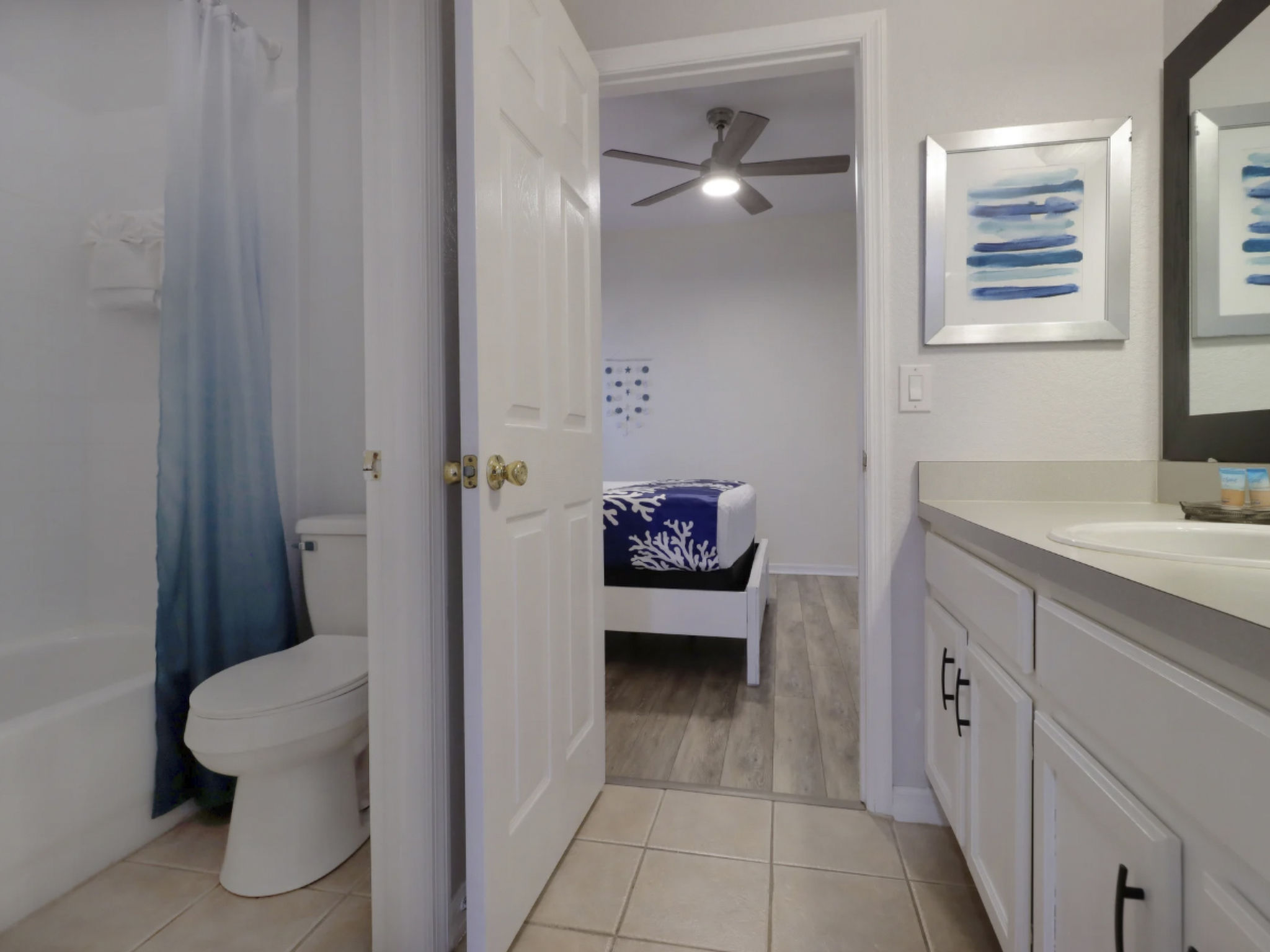 Photo of Pivate Pool - Seeblick - Nähe Disney