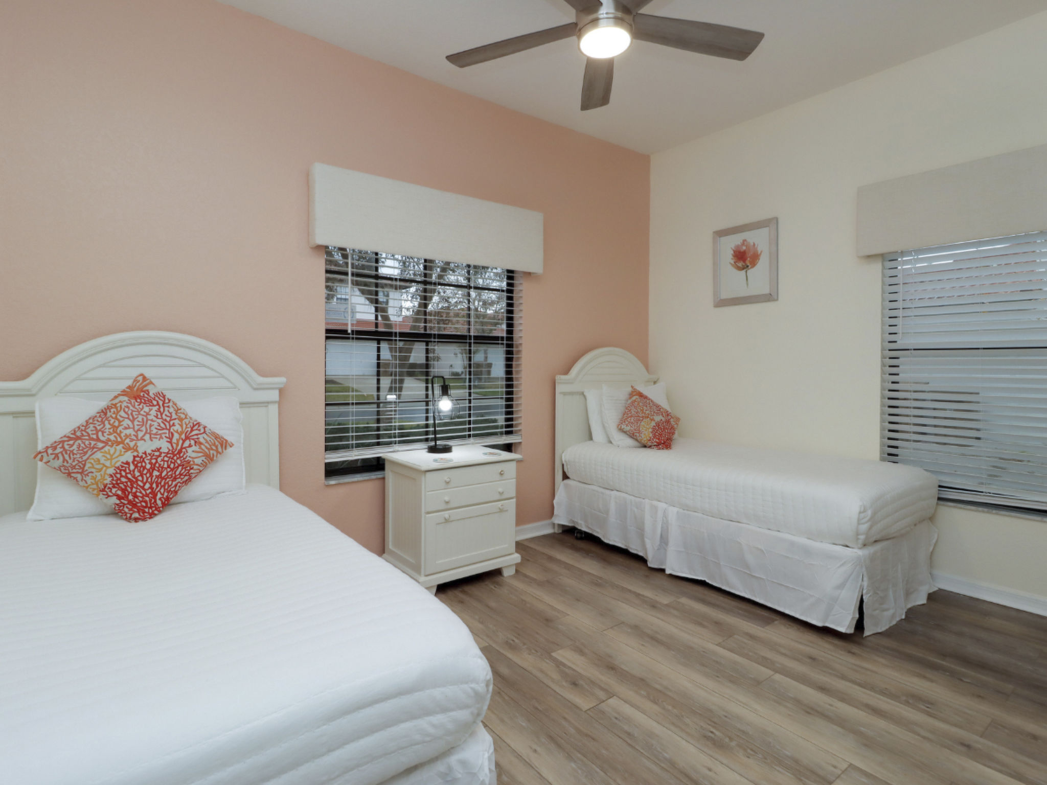 Photo of Pivate Pool - Seeblick - Nähe Disney