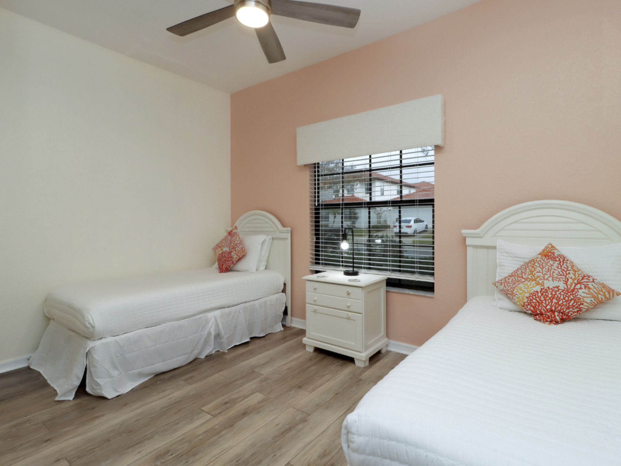 Photo of Pivate Pool - Seeblick - Nähe Disney