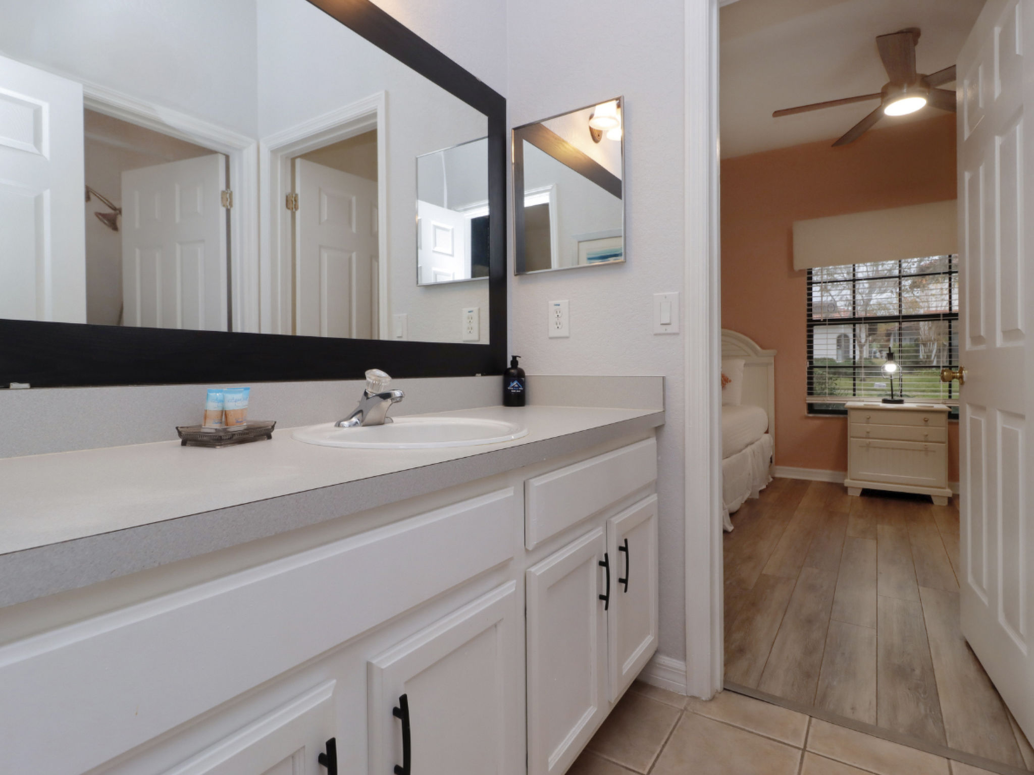 Photo of Pivate Pool - Seeblick - Nähe Disney