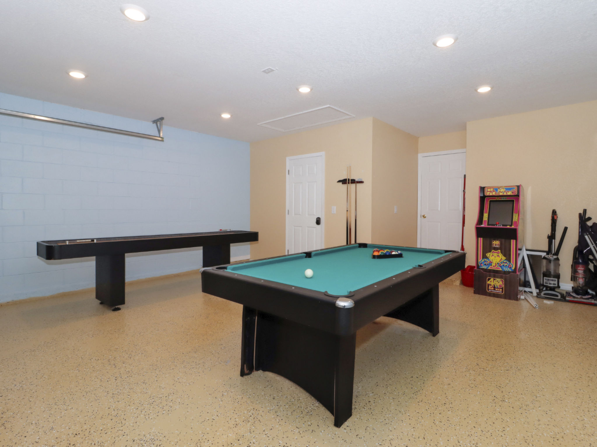 Photo of Pivate Pool - Seeblick - Nähe Disney