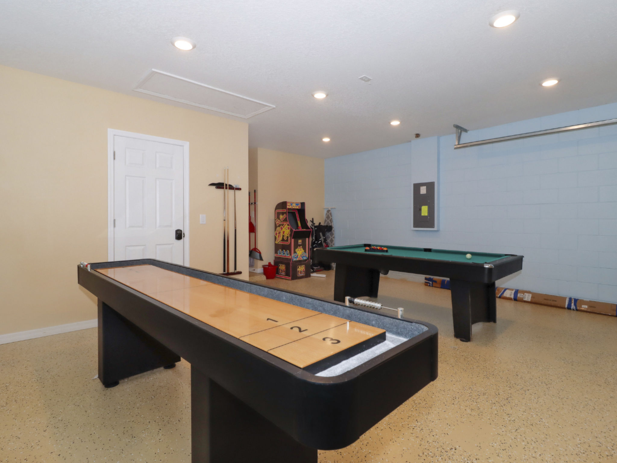 Photo of Pivate Pool - Seeblick - Nähe Disney